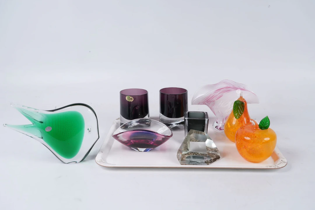 LJUSLYKTOR, konstglas, vaser, samt skål, bl.a. Paul Kedelv, "Coquille"