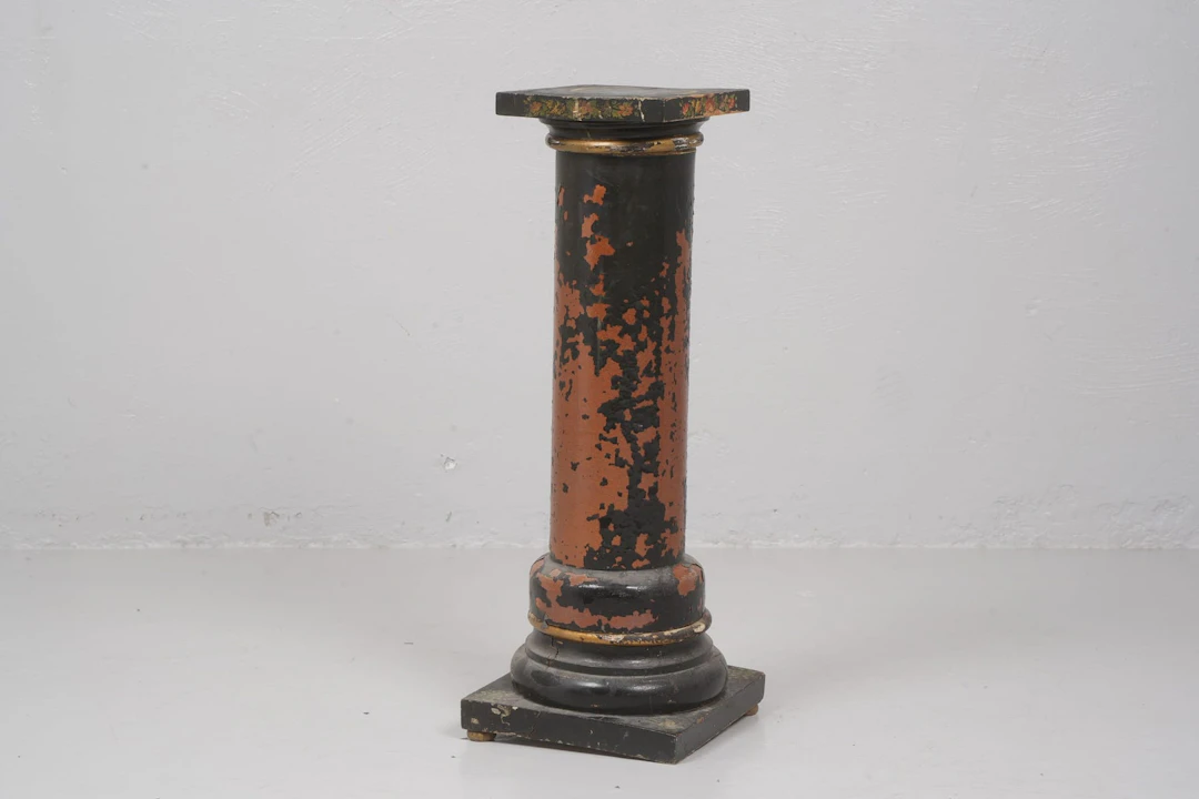 KOLONNPIEDESTAL, bemålad furu / saltglaserat stengods, 1800-tal