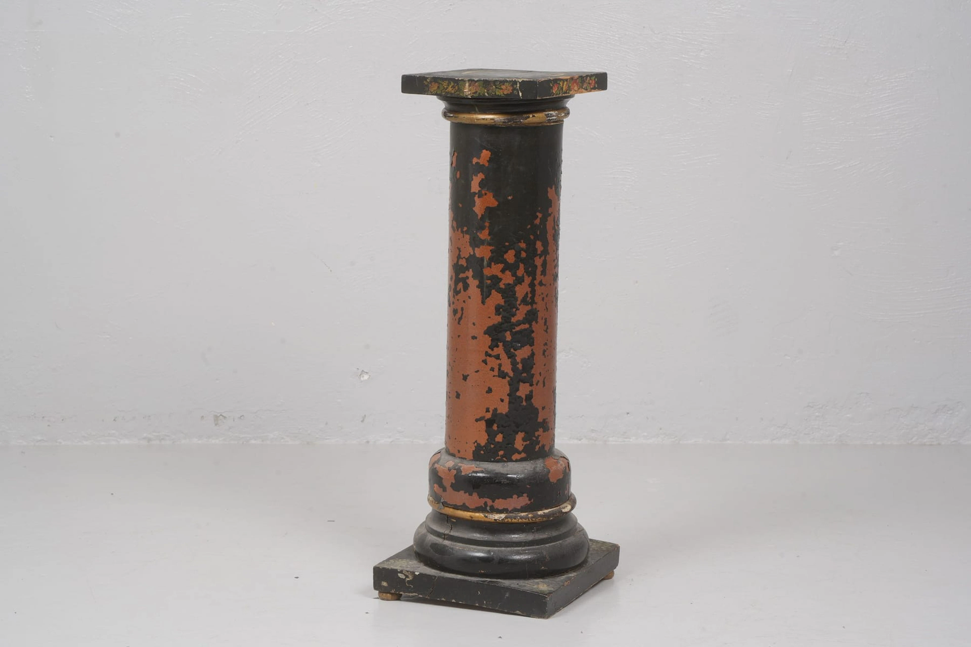 KOLONNPIEDESTAL, bemålad furu / saltglaserat stengods, 1800-tal