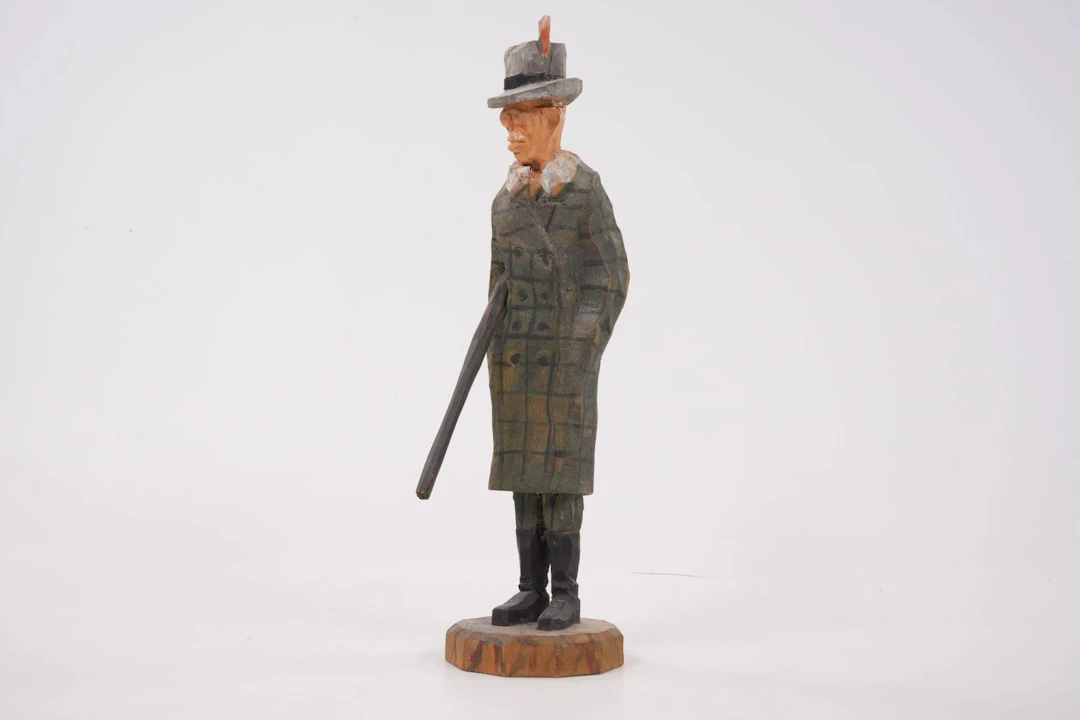 NILS IWAR WIDE (1888-1954), figurin, "Gustav V", bemålad, skuret trä