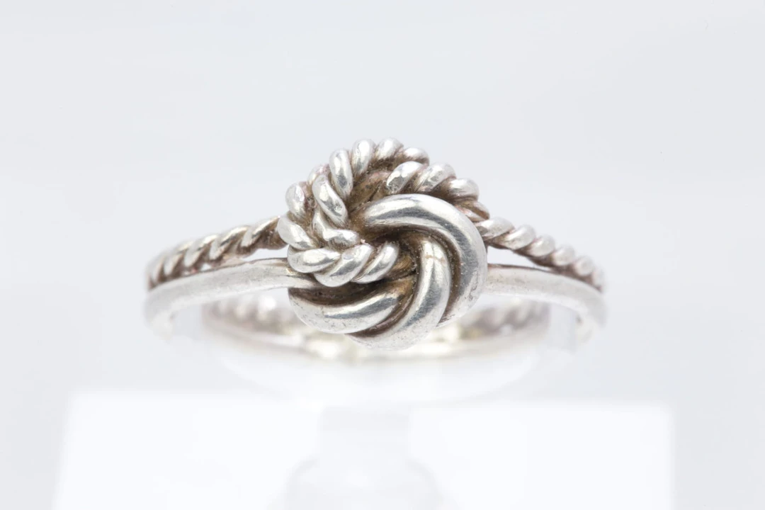 RING, dekor av knut, silver