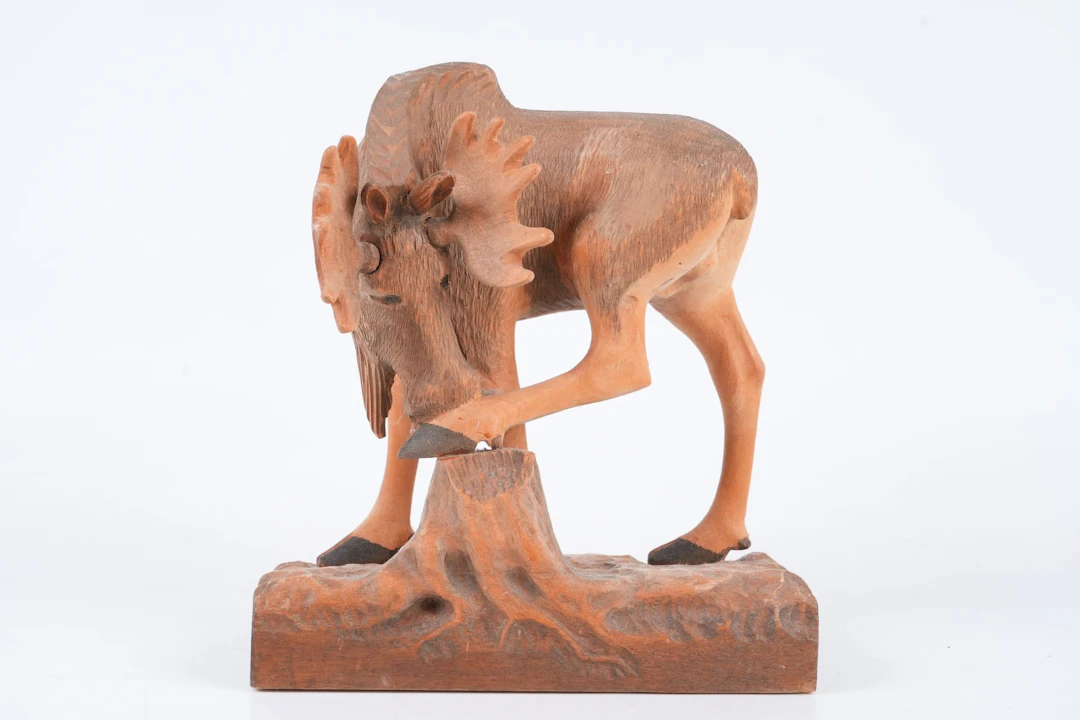 TRÄFIGUR, älg, skuret trä, signerad Okkotalvi