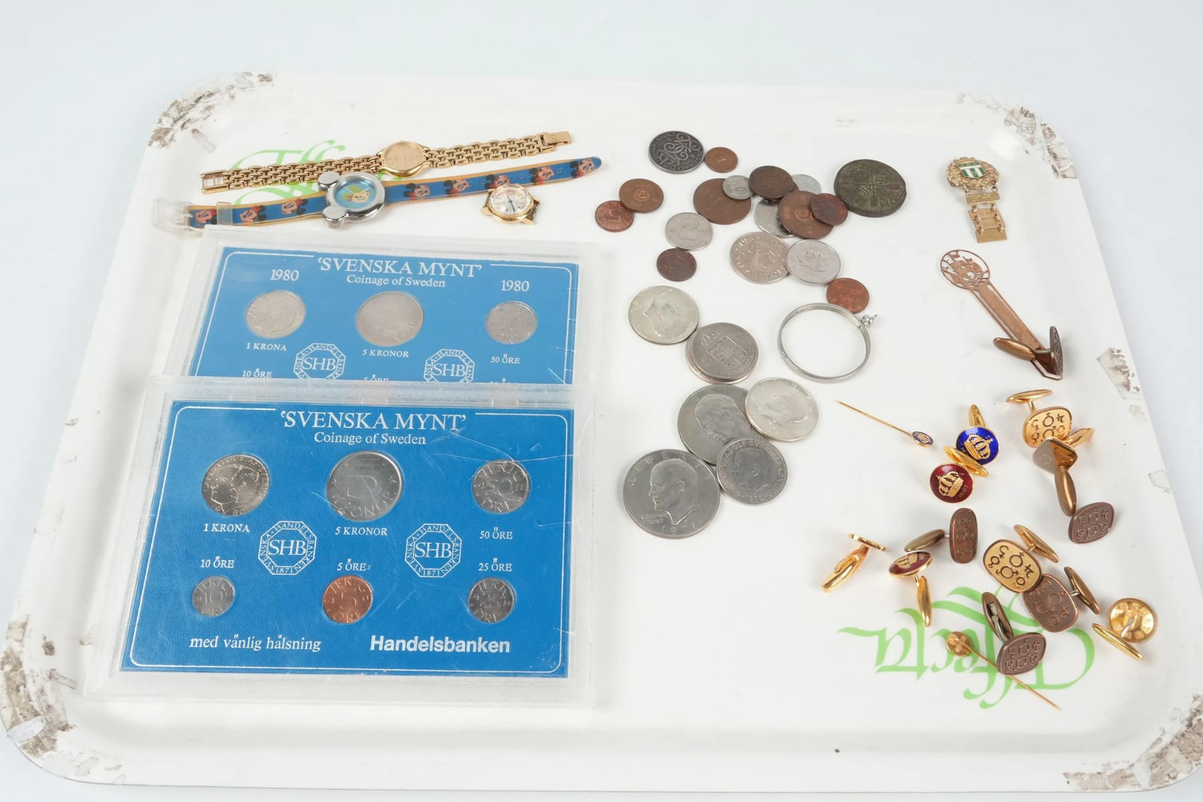PARTI med mynt, pins, armbandsur, manschettknappar, bl.a. Skultuna Bruk