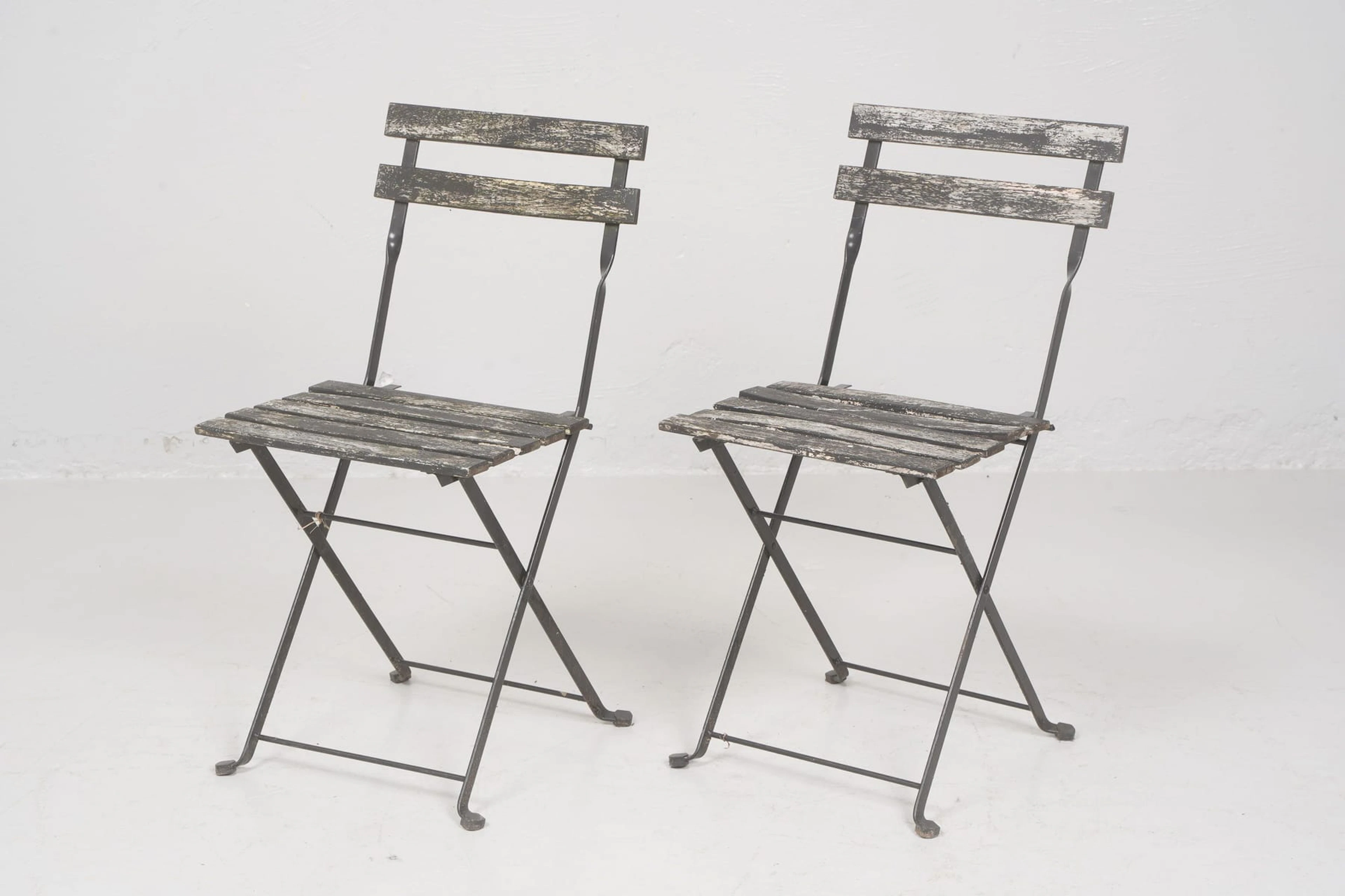 TRÄDGÅRDSSTOLAR, ett par, trä samt metall, 1900-tal