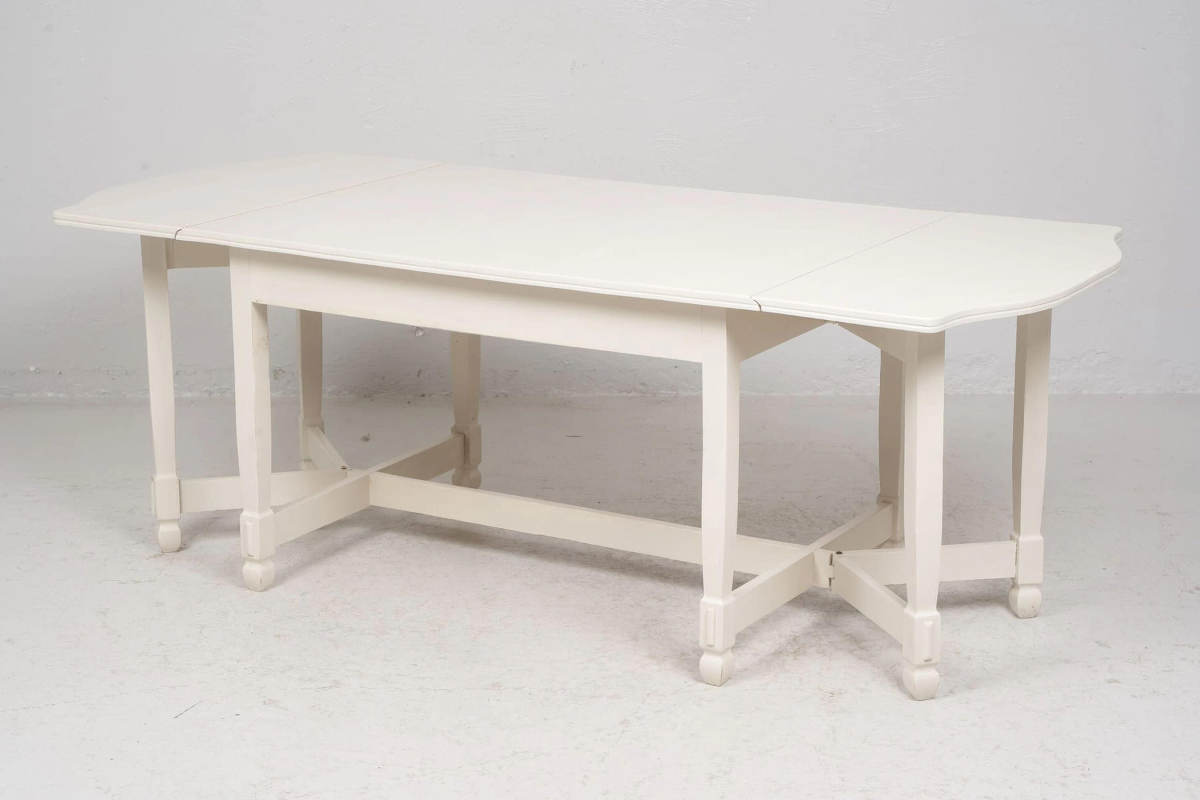 TAGE ZICKERMAN (1860-1950), matbord / slagbord, vitmålat, jugend (ca 1895-1920)