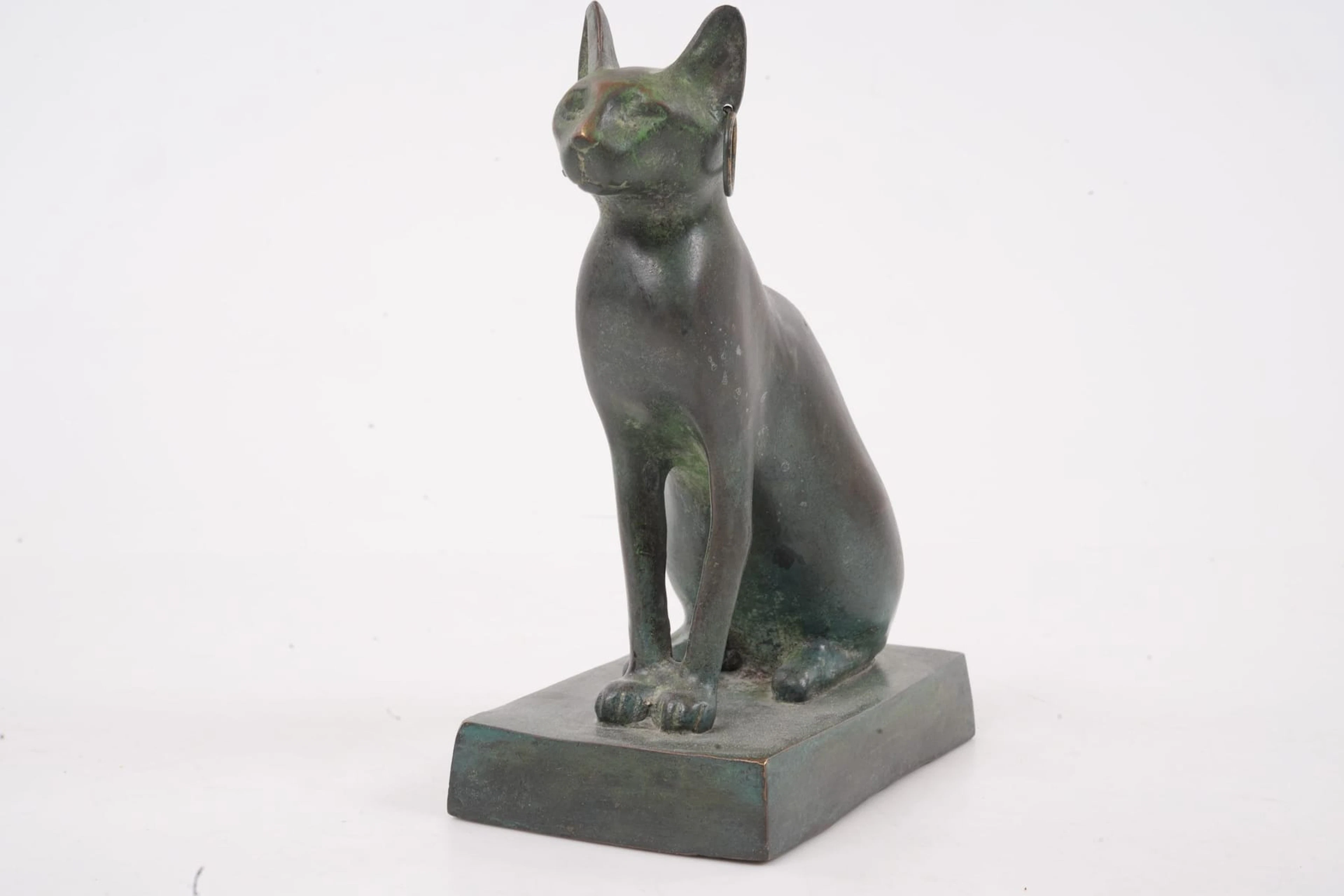SKULPTUR, katt, museikopia efter egyptisk förlaga, grönpatinerad brons