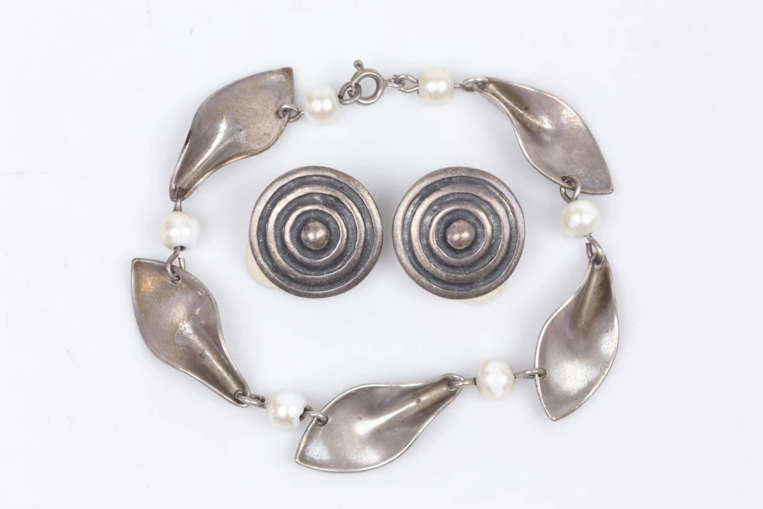 ARMBAND, Atelje Chanson Hugo Janzon, Stockholm, samt ÖRHÄNGEN, ett par, silver