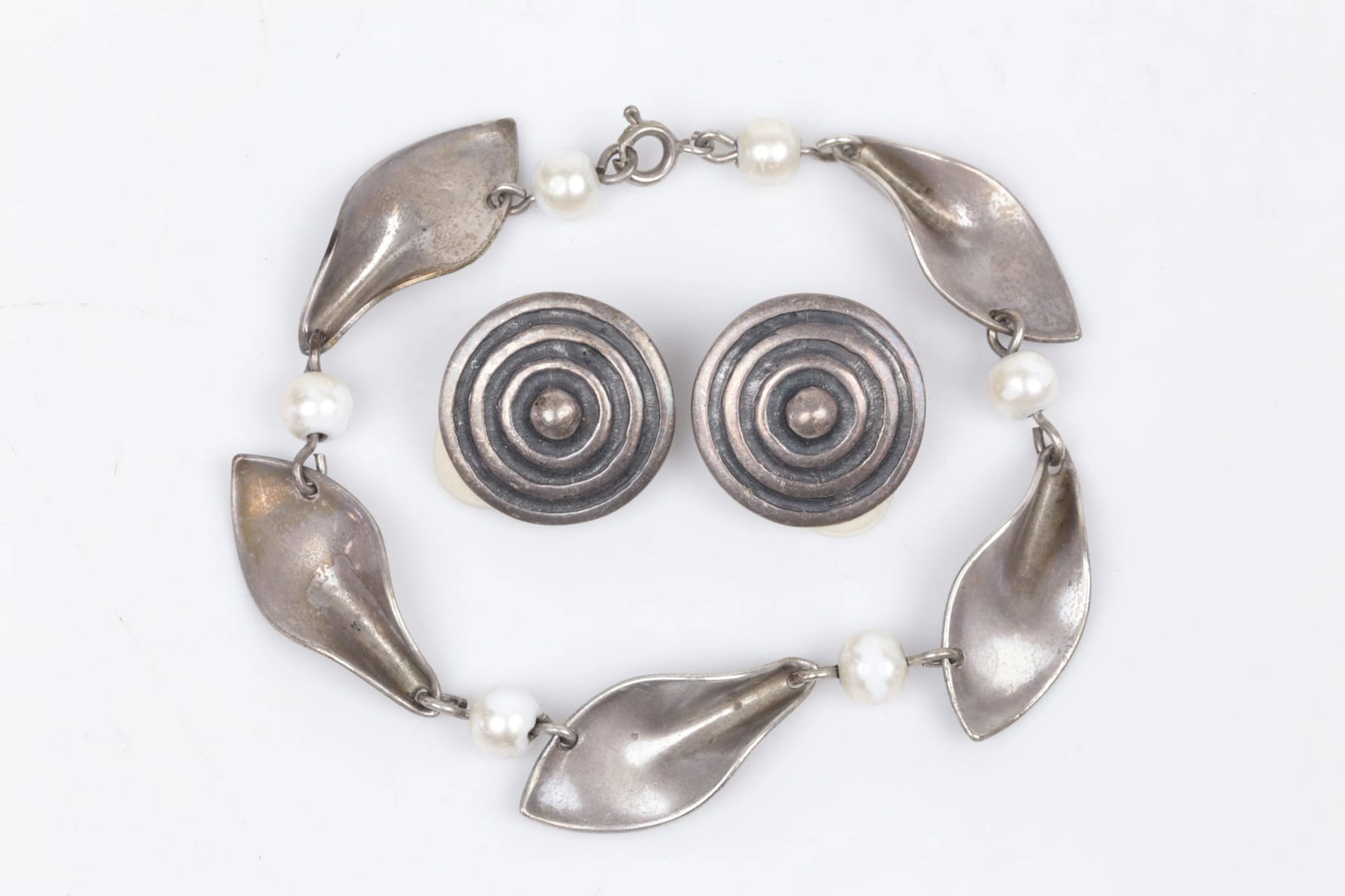 ARMBAND, Atelje Chanson Hugo Janzon, Stockholm, samt ÖRHÄNGEN, ett par, silver