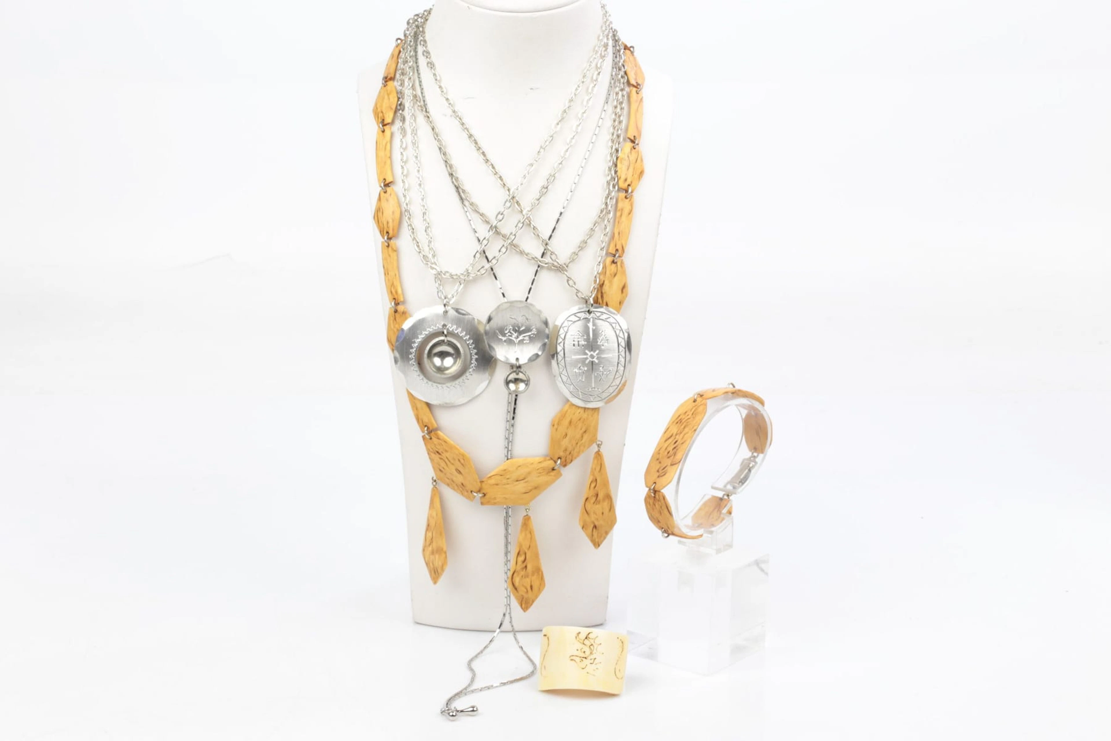COLLIER och armband, masurbjörk, halskedjor med hängen, 3 st, tenn