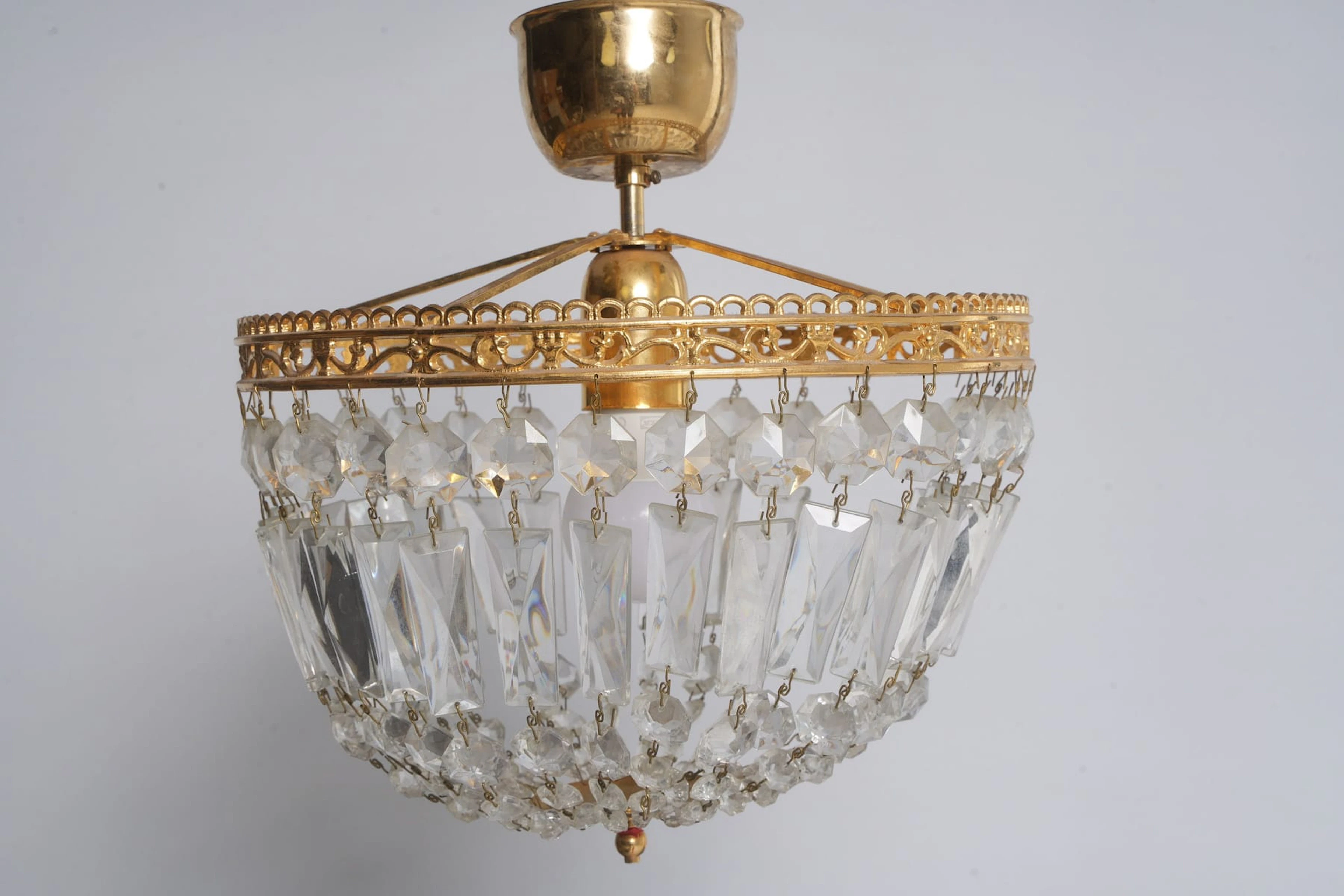TAKLAMPA, behängd med prismor