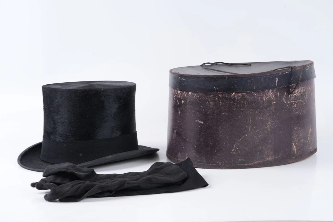 STORMHATT, med hattask, handskar och sorgeband, London, 1900-tal