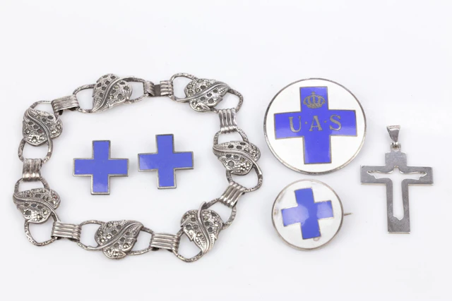 ARMBAND, broscher, 2 st, märken, 2 st, samt hänge, silver