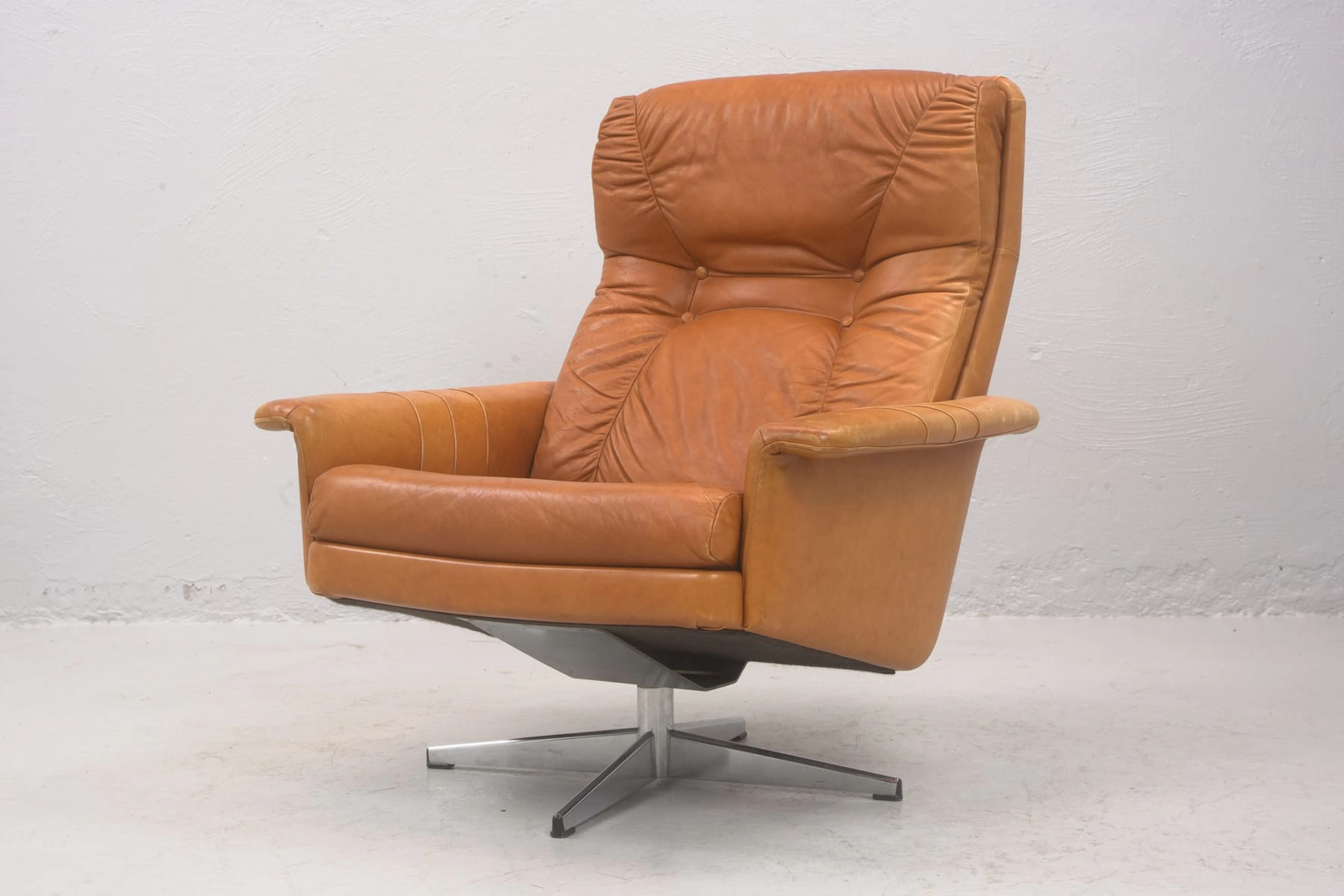 FÅTÖLJ / SNURRFÅTÖLJ, skinn, 1960-tal