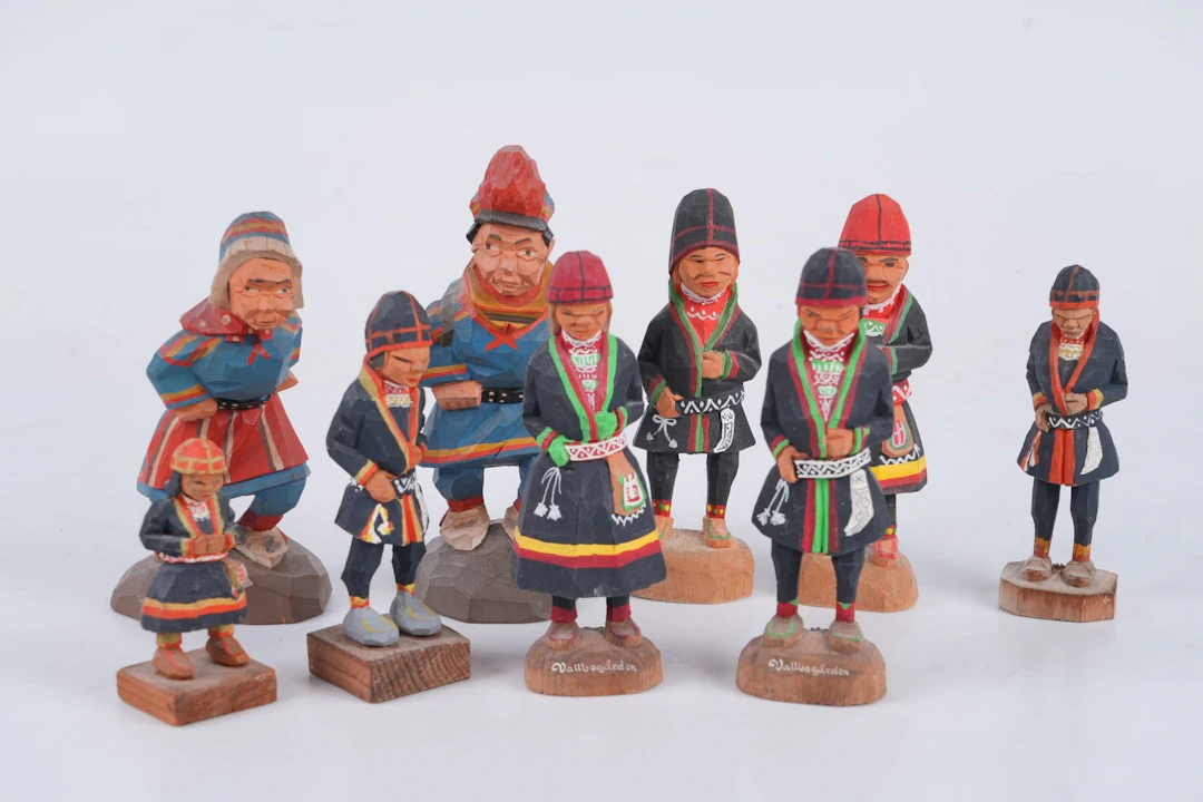 TRÄFIGURER, 9 st, skuret trä, bl.a. Georg Jonsson