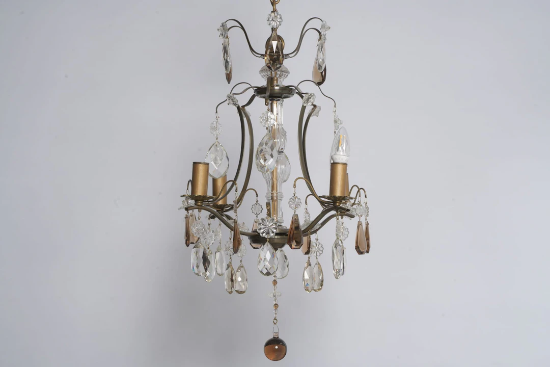 TAKLAMPA, patinerad metall, behängd med prismor, rokoko-stil, 1900-tal