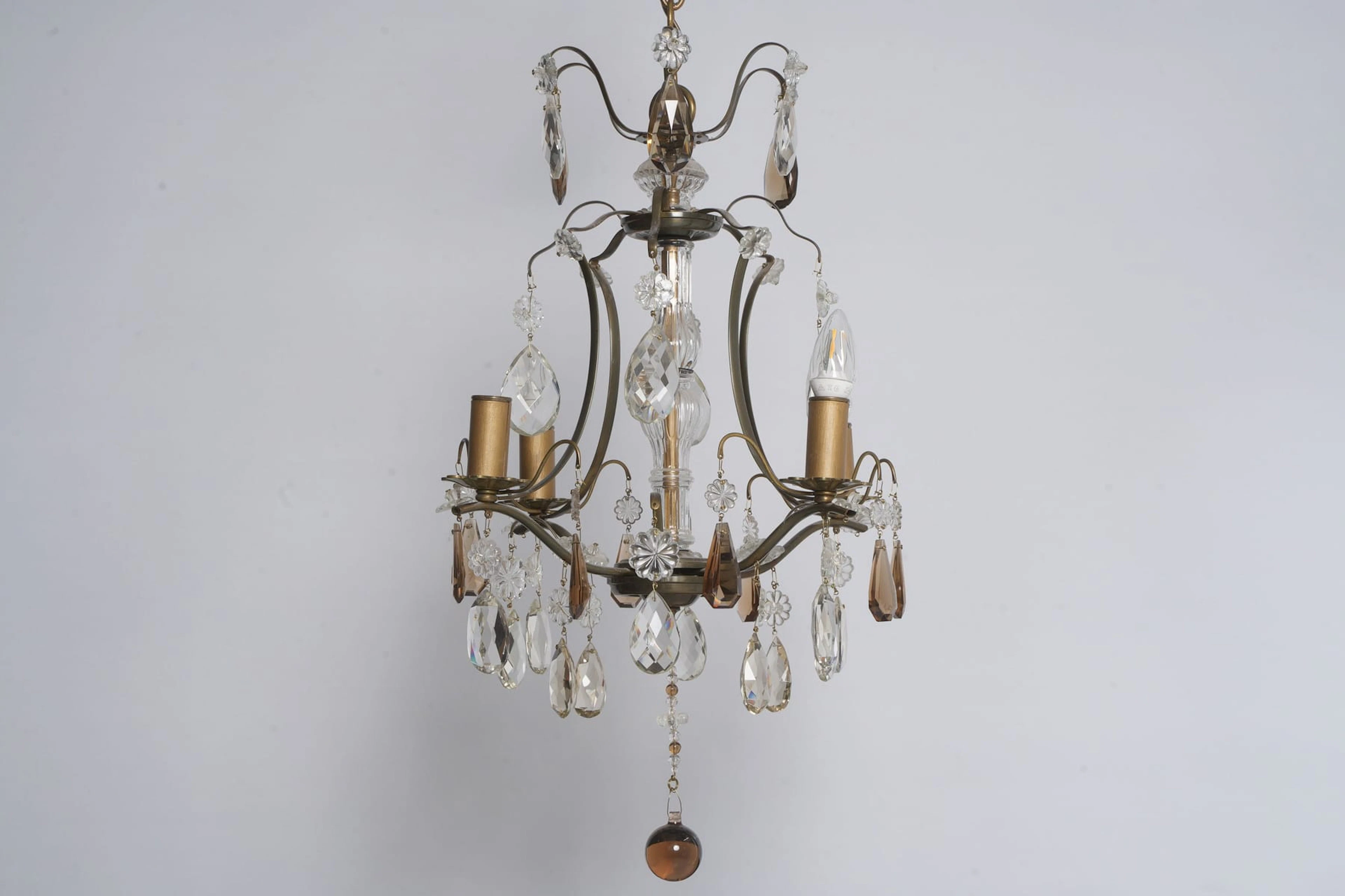 TAKLAMPA, patinerad metall, behängd med prismor, rokoko-stil, 1900-tal