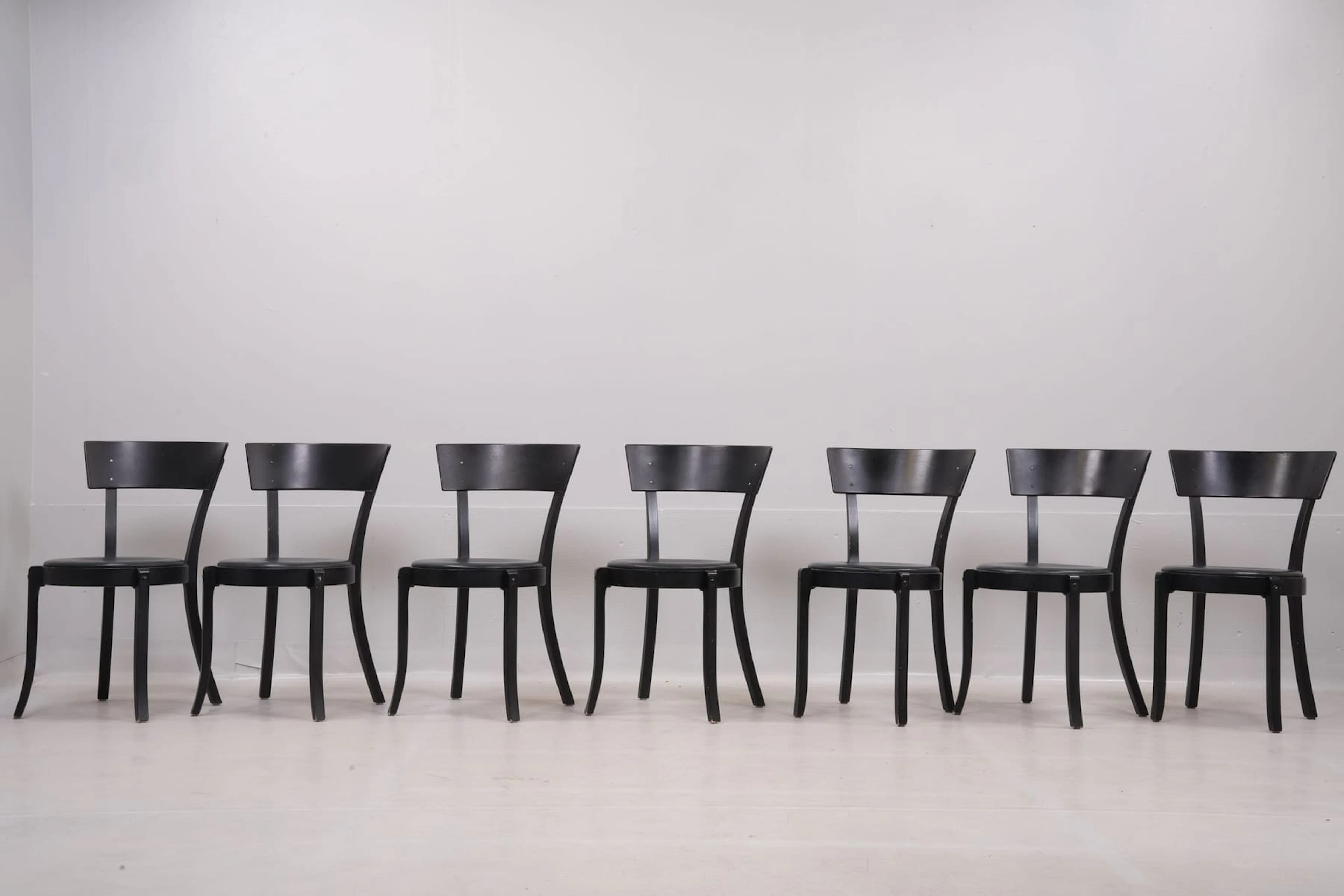 ÅKE AXELSSON, stolar, 7 st, "Gästis", svartlackerad bok, Gärsnäs, 2000-tal.