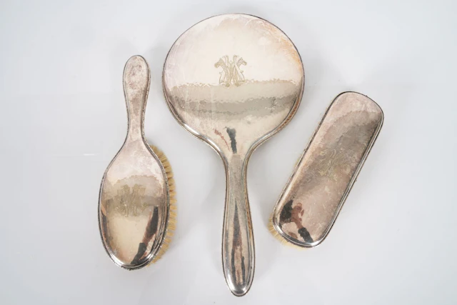 HANDSPEGEL, hårborste, samt klädborste, nysilver