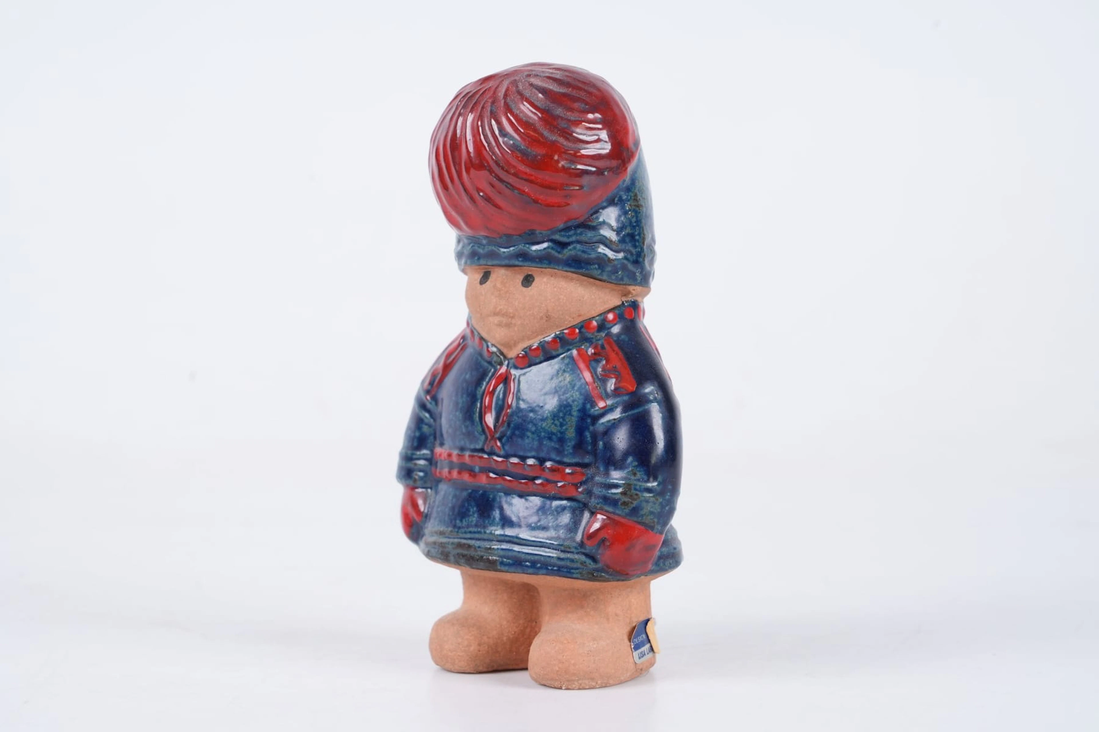 LISA LARSON (1931-2024), figurin "Nils", ur serien All världens barn