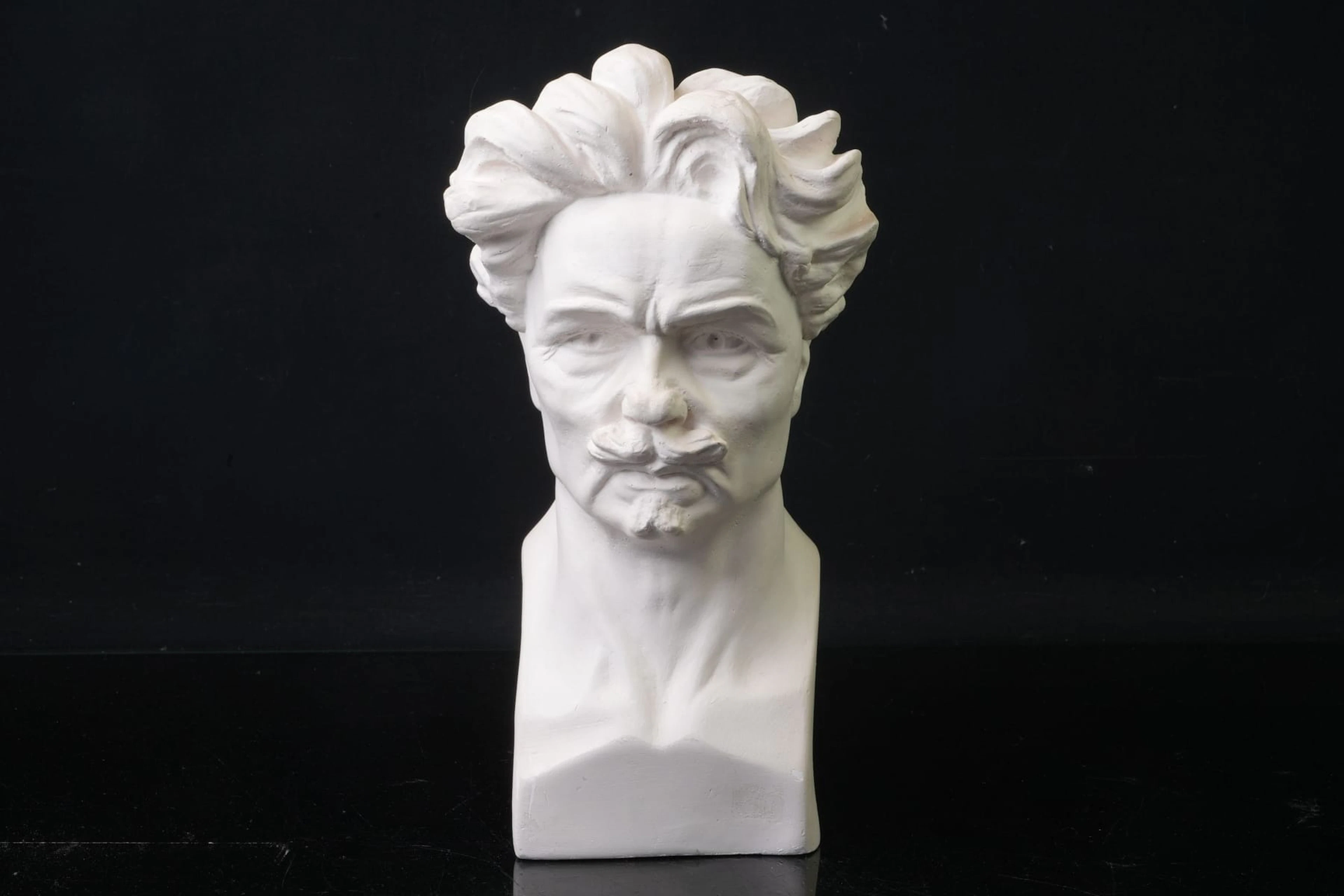 BYST, gips, föreställande August Strindberg