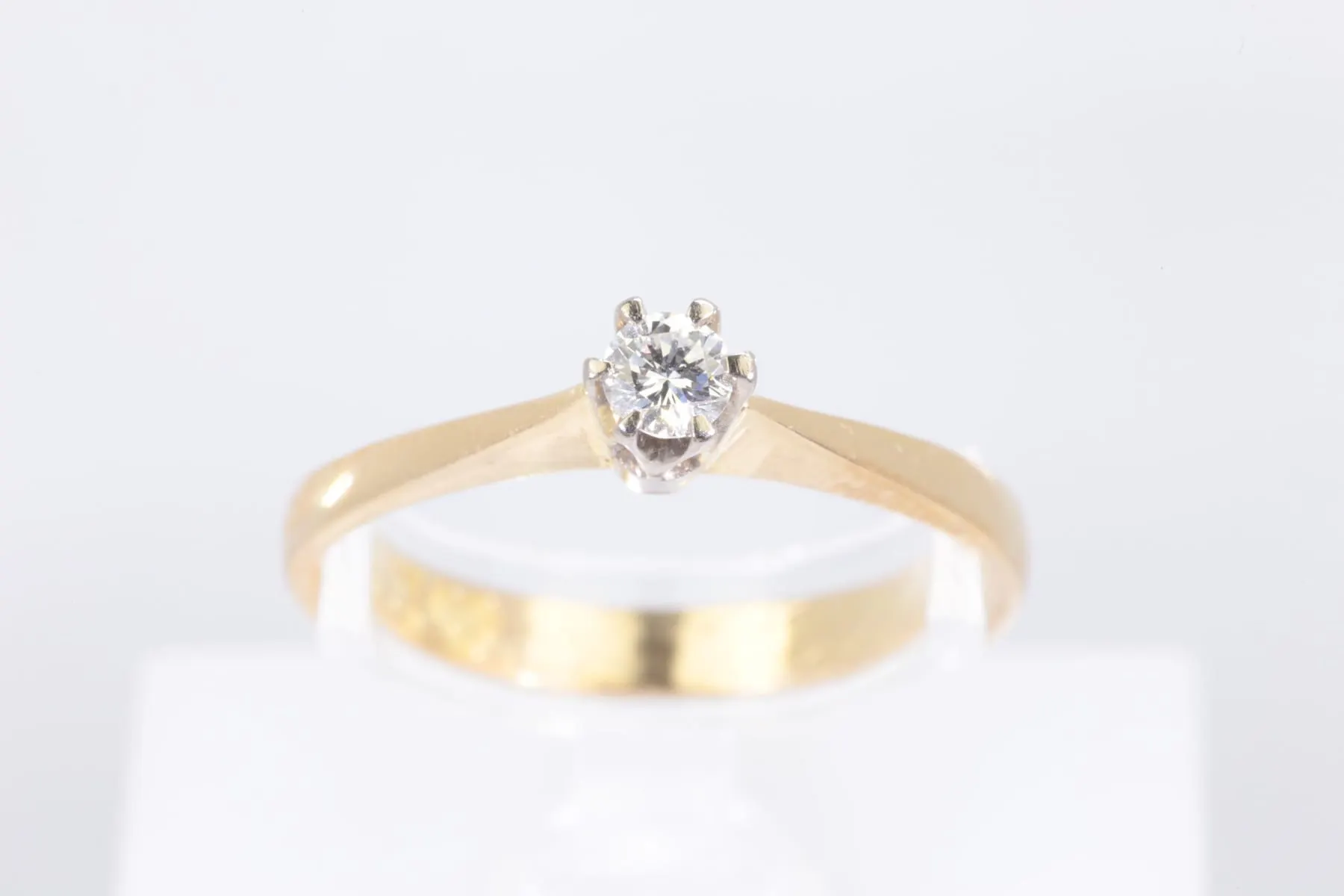ENSTENSRING med briljantslipad diamant, enligt gravyr 0,15 ct, VS