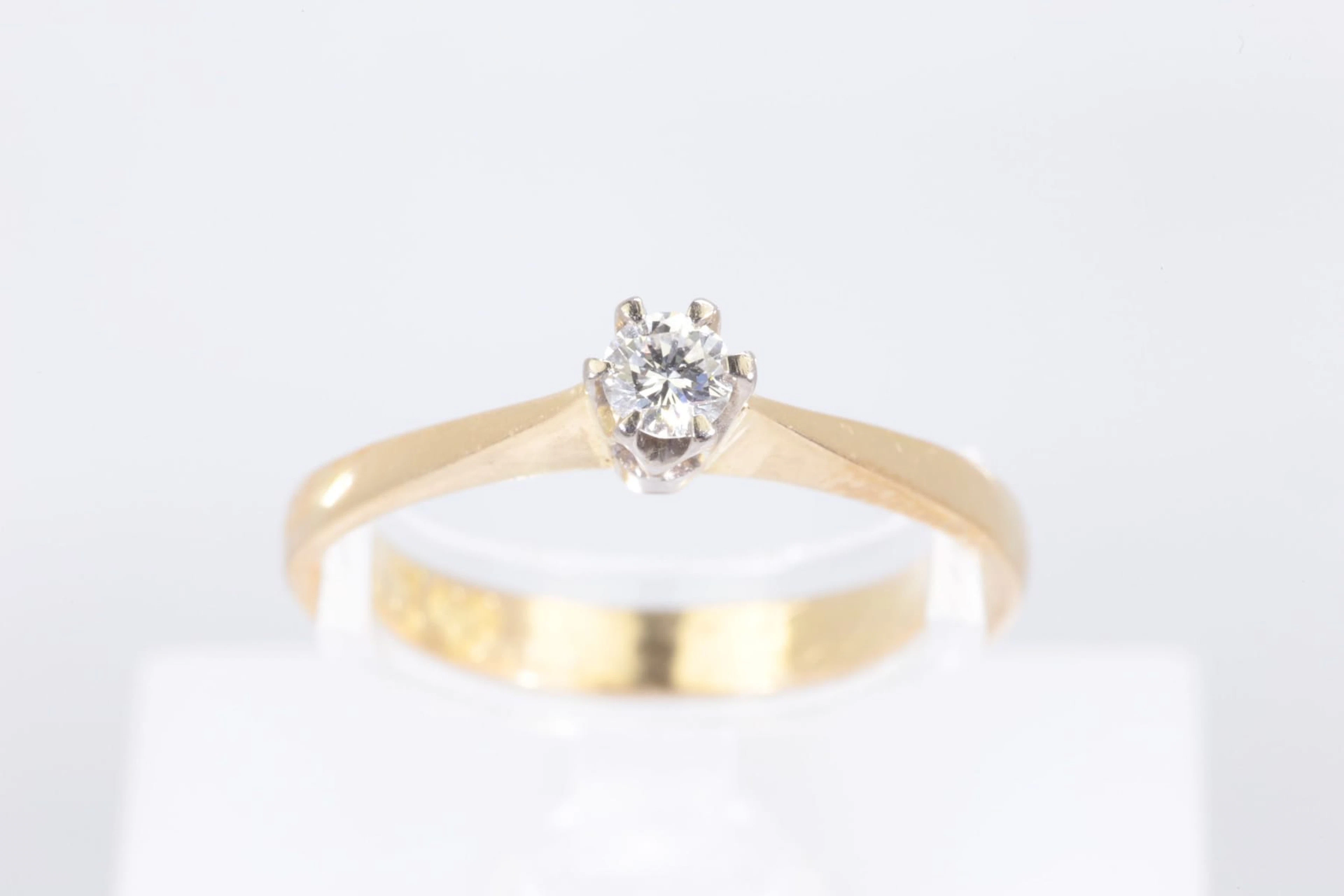 ENSTENSRING med briljantslipad diamant, enligt gravyr 0,15 ct, VS