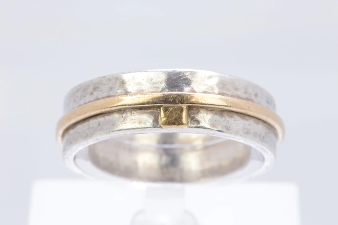RING, silver med dekor i guld, 18 k, tot ca 7,98 g, N.B. Design, Sala, 2006