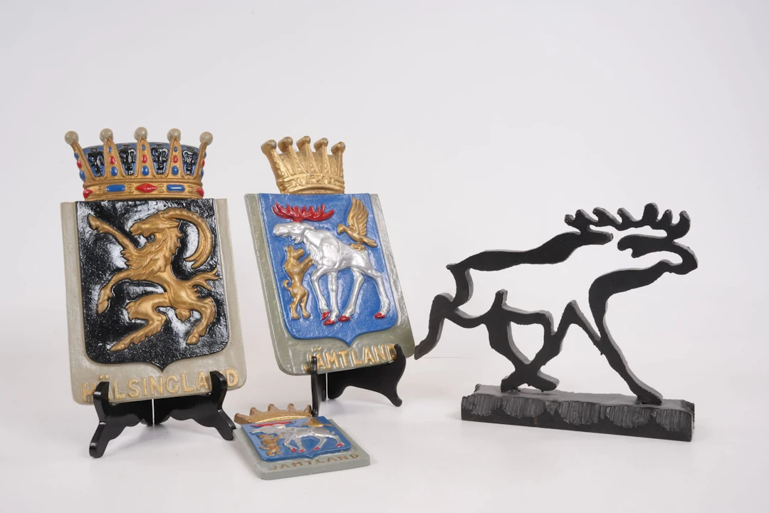 LANDSKAPSSKÖLDAR, 3 st, metall, samt ÄLG i konstsmide