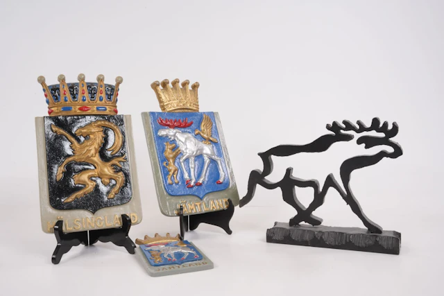 LANDSKAPSSKÖLDAR, 3 st, metall, samt ÄLG i konstsmide