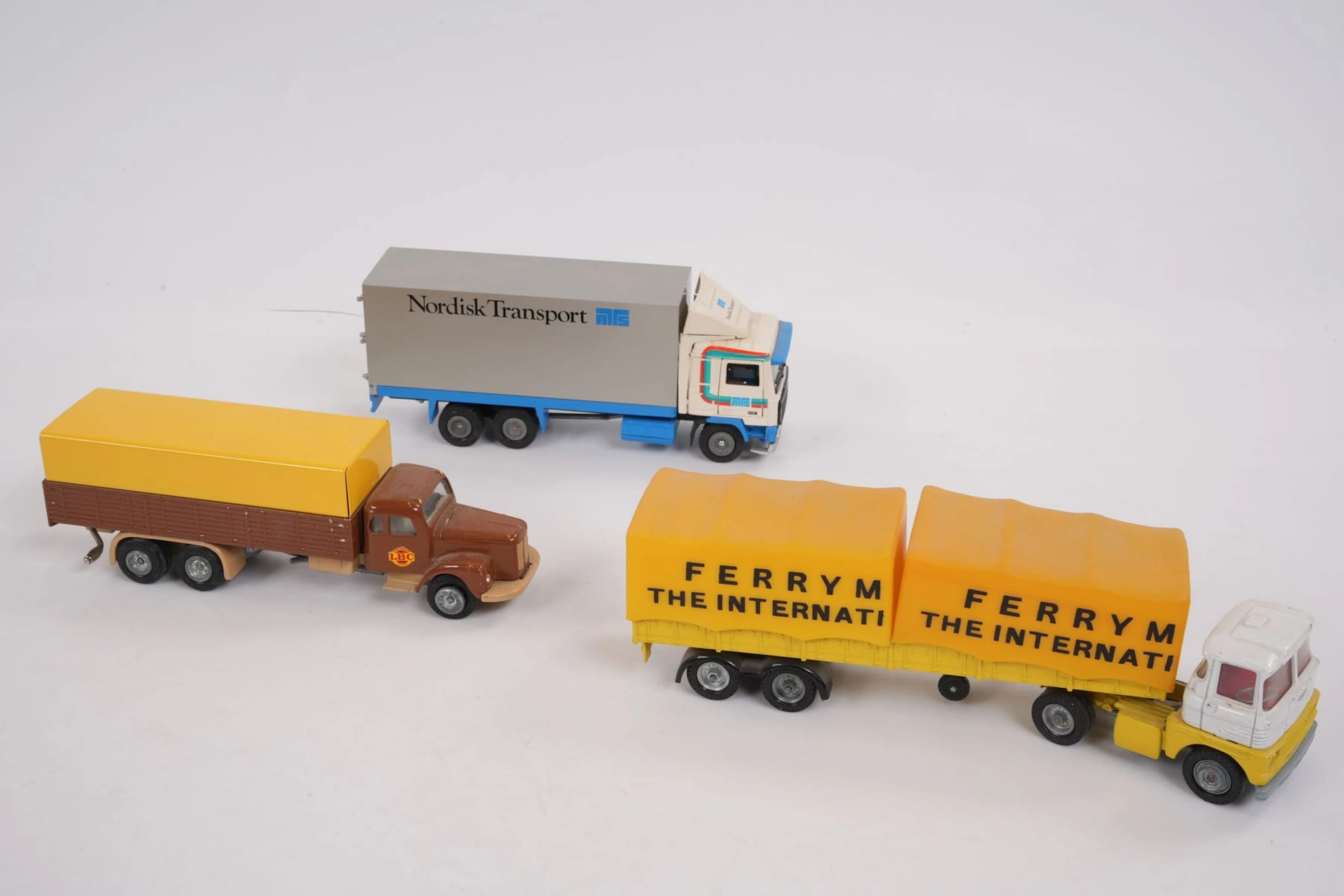 LASTBILAR, 3 st, plåt / plast, Corgi & tekno