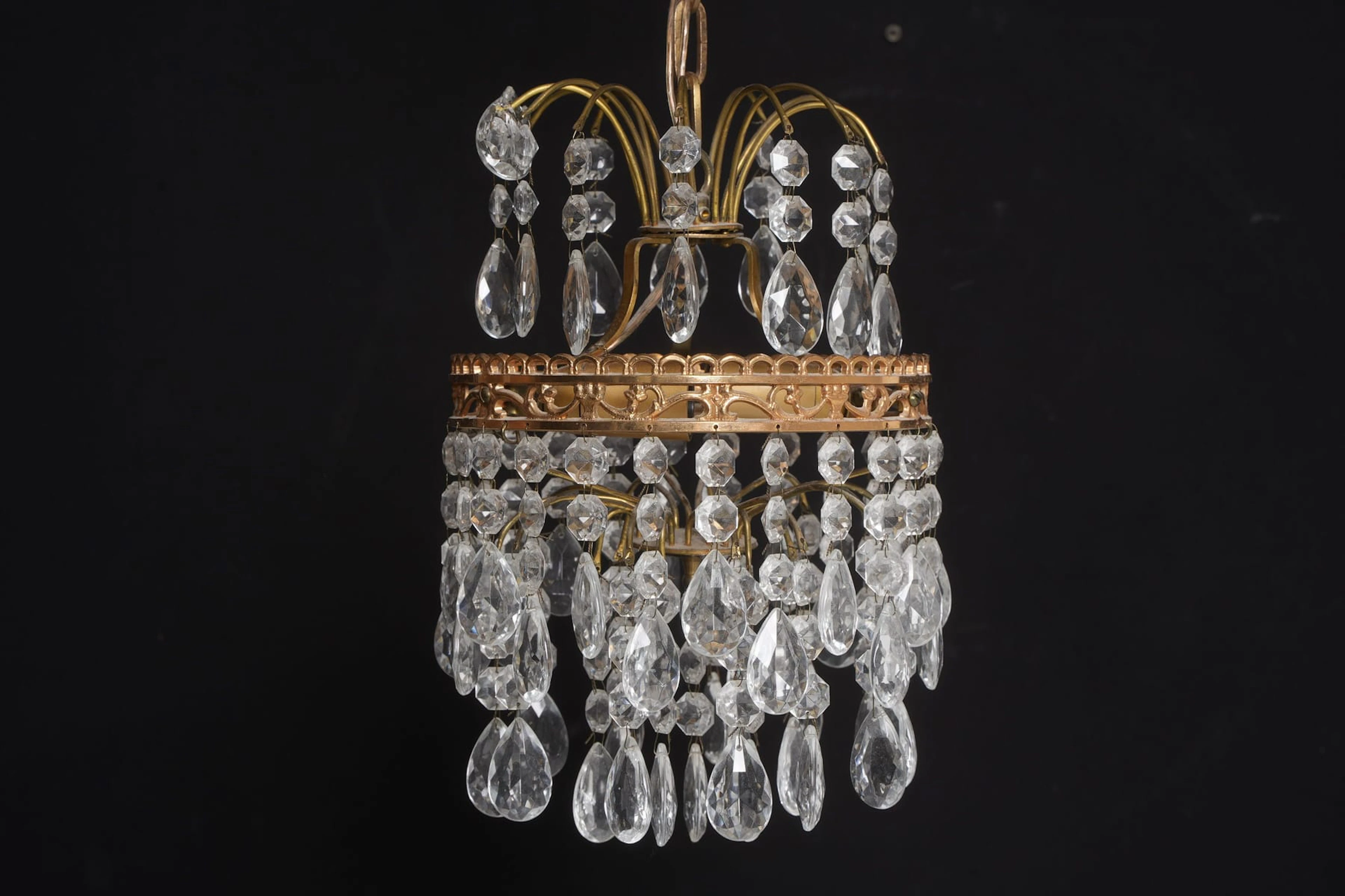 TAKLAMPA, behängd med prismor, 1900-tal