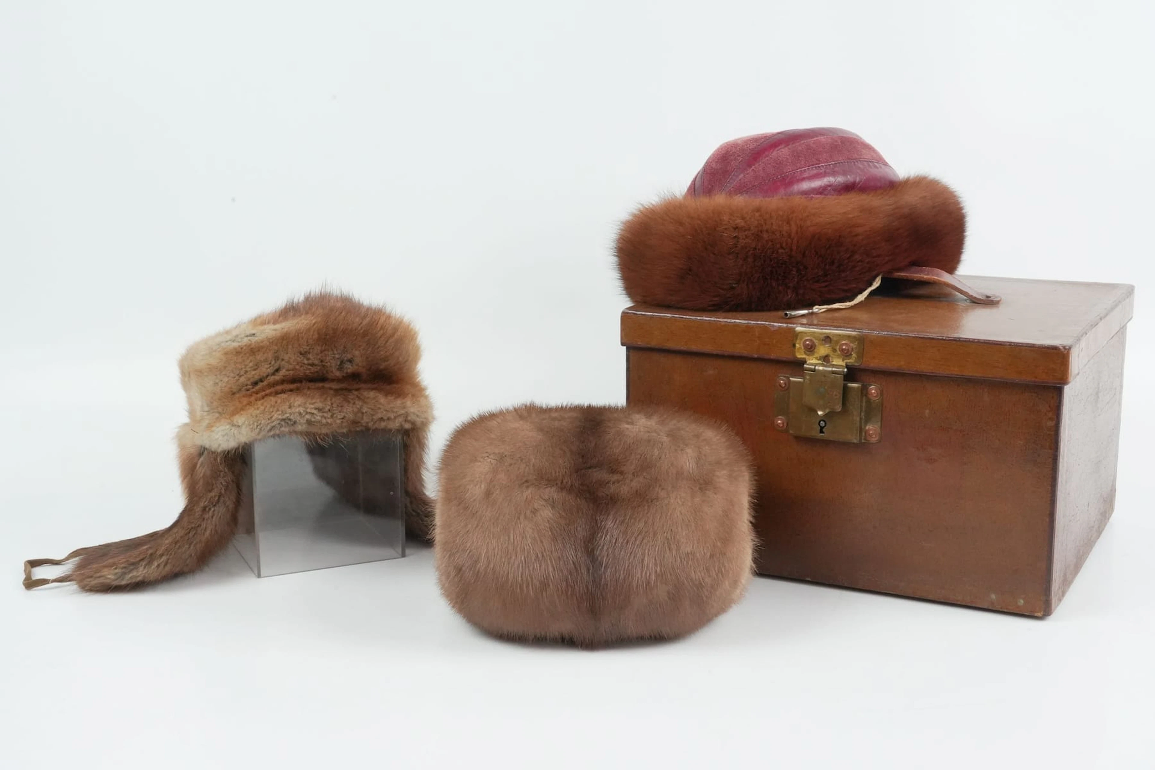 HUVUDBONADER, 2 st, samt MUFF, päls, bl.a. Finland