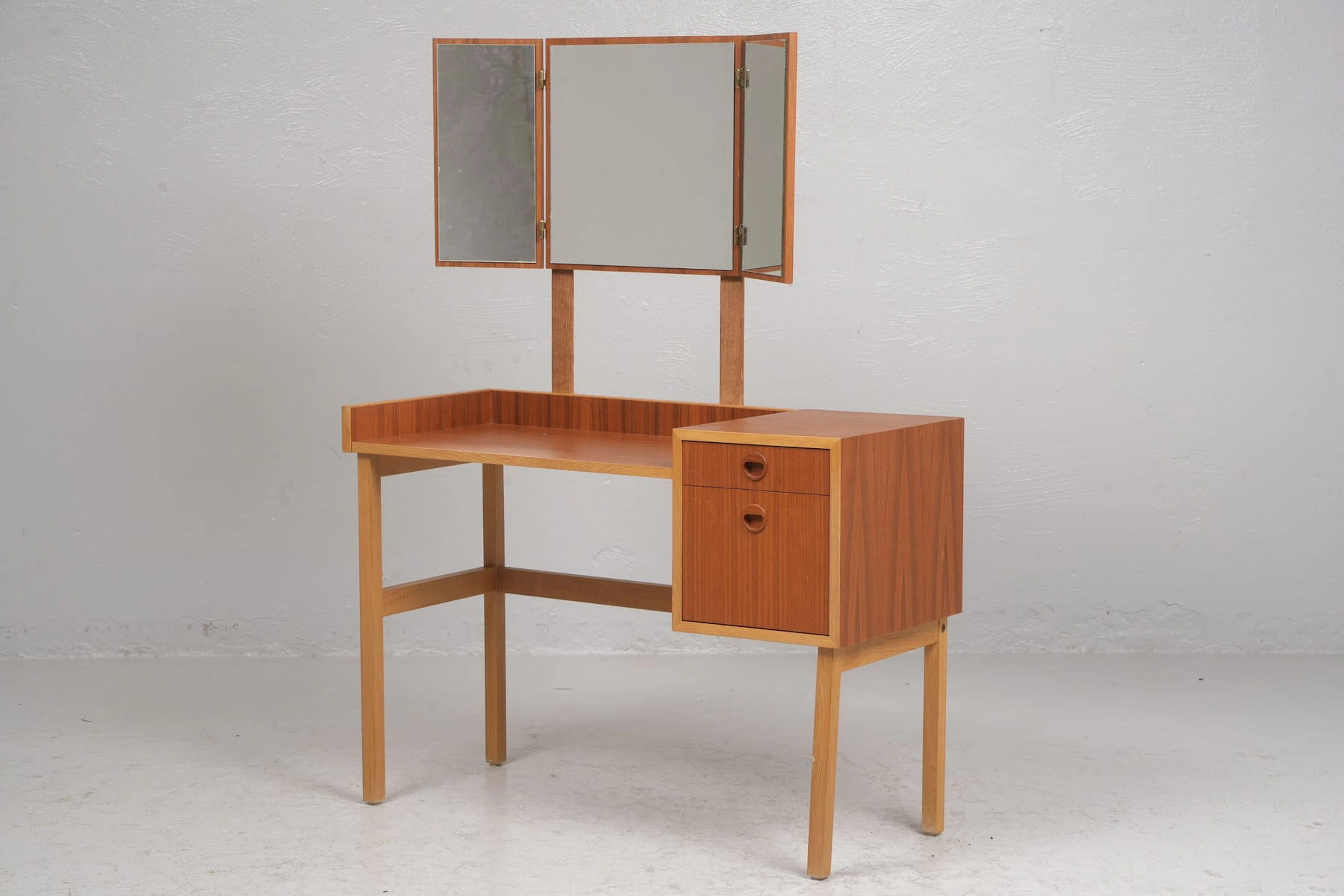 SMINKBORD med spegel, ek samt teakfanér, 1950/1960-tal