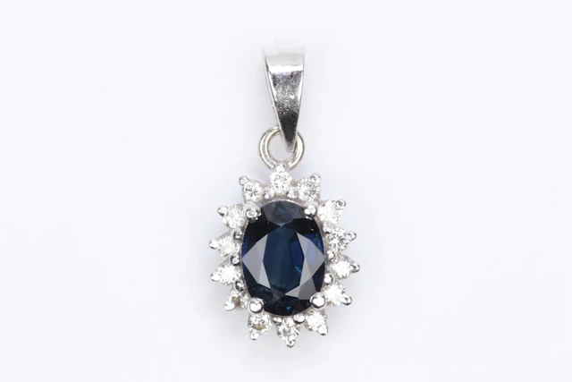 HÄNGE med blå safir och vita stenar, vitguld, 18 k, ca 1,85 g
