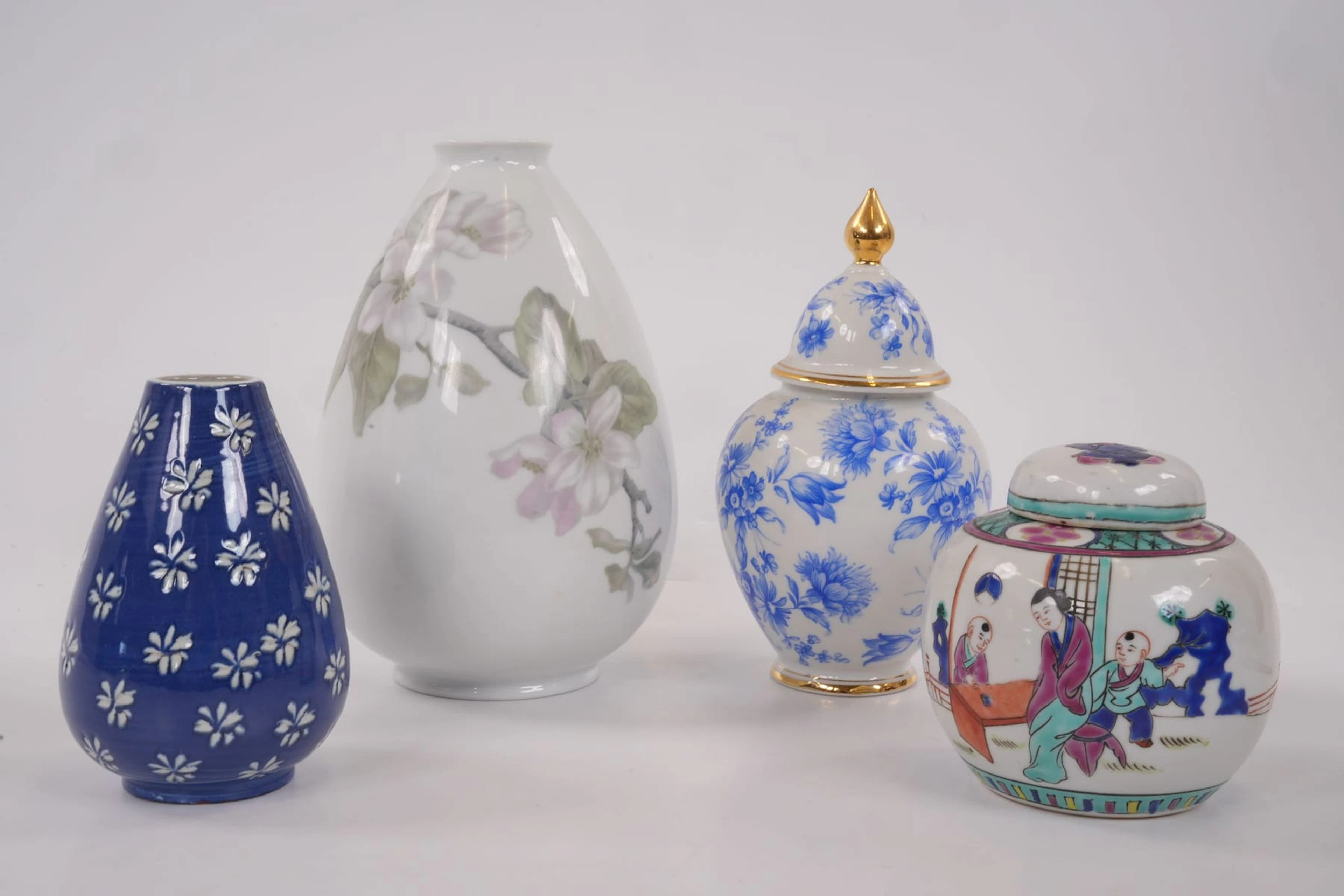 VASER, 2 st, samt LOCKURNOR, 2 st, bl.a. Rosenthal, samt Ingrid Atterberg