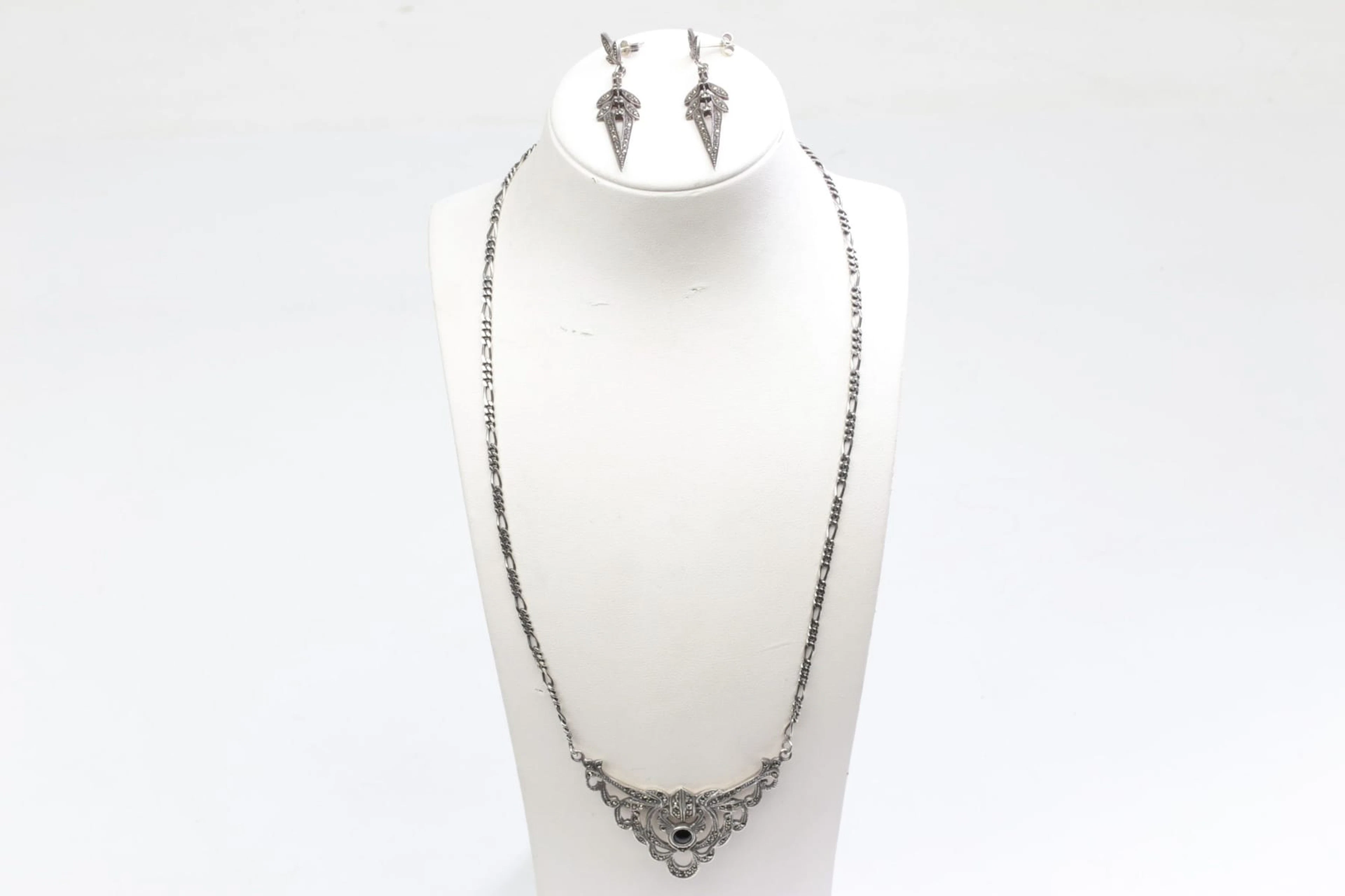 COLLIER, samt ÖRHÄNGEN, ett par, med markasiter, silver