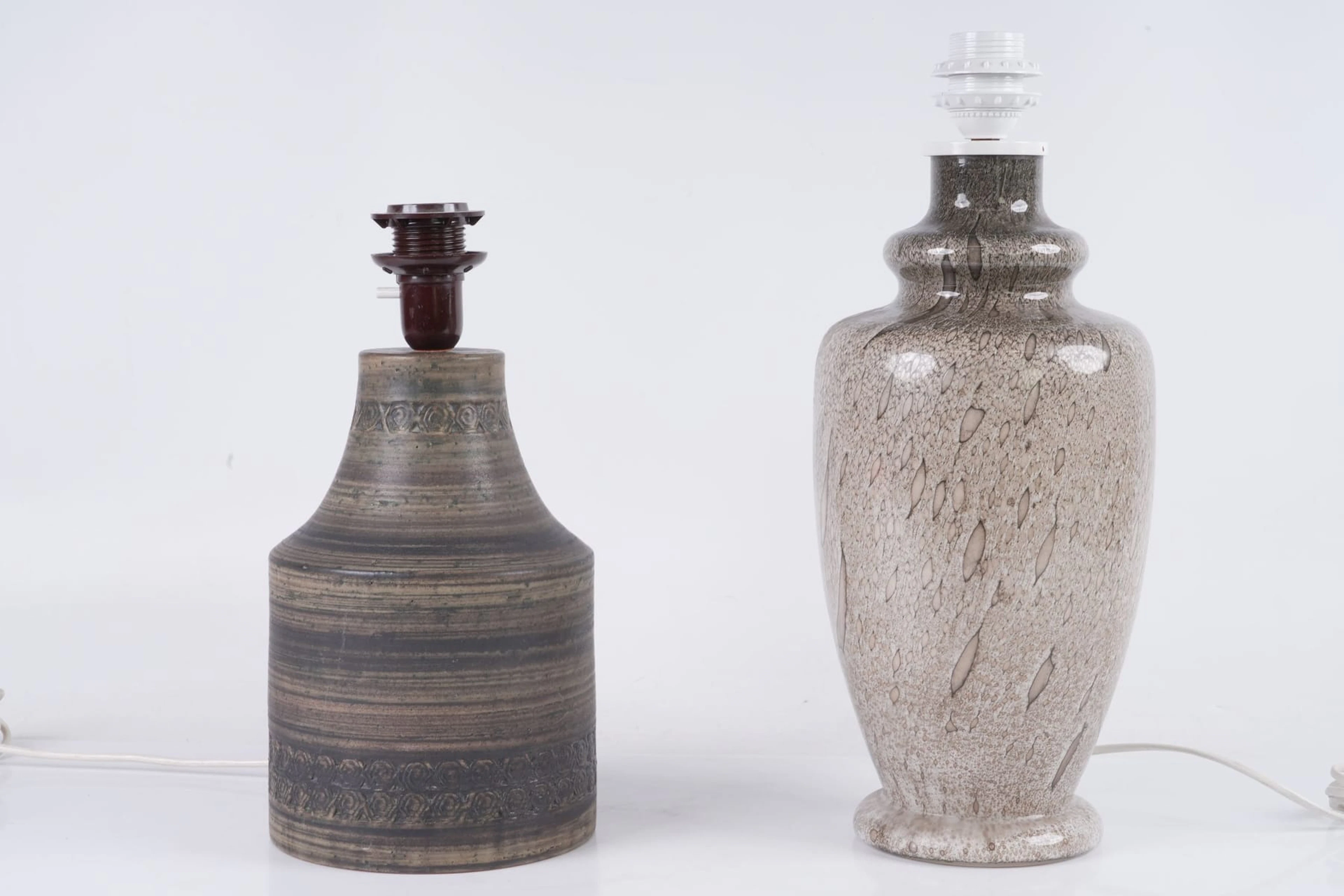 BORDSLAMPOR, 2 st, keramik resp. glas, bl.a. Guldkroken