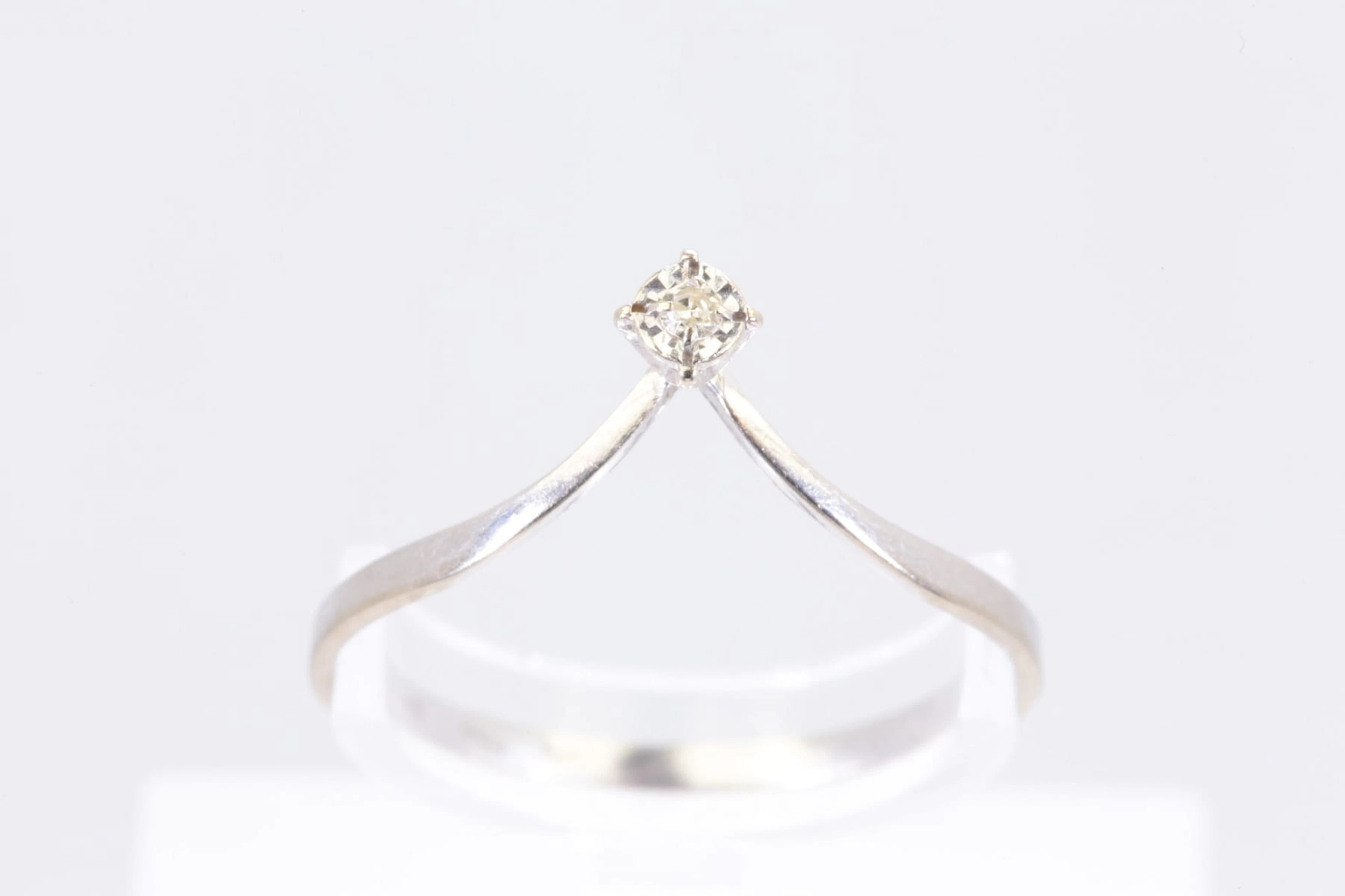 ENSTENSRING med 8/8-slipad diamant, ca 0,01 ct, ca 1,05 g, GFAB