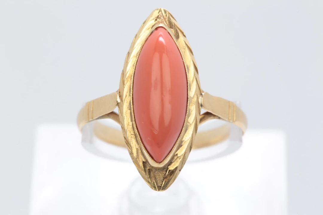 RING med cabochonslipad rosa sten, guld, 18 k, ca 2,43 g