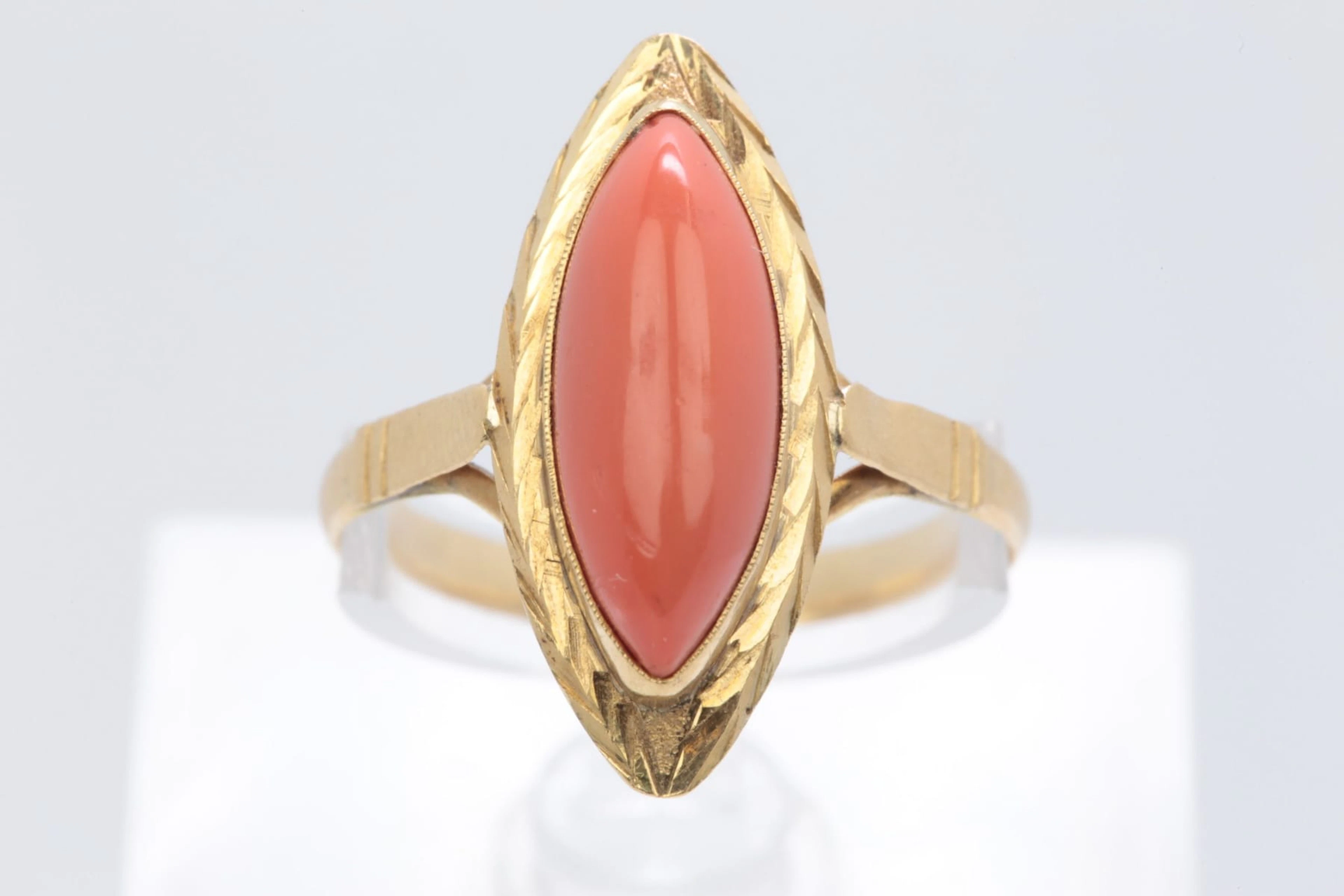 RING med cabochonslipad rosa sten, guld, 18 k, ca 2,43 g