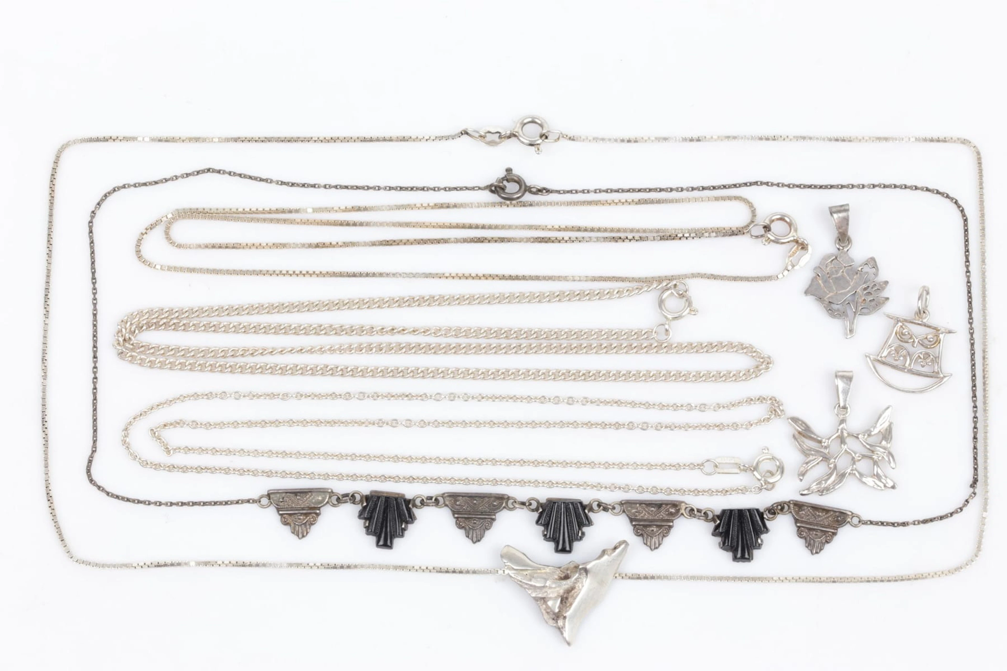 HALSKEDJOR, 4 st, hängen, 4 st, samt collier, silver
