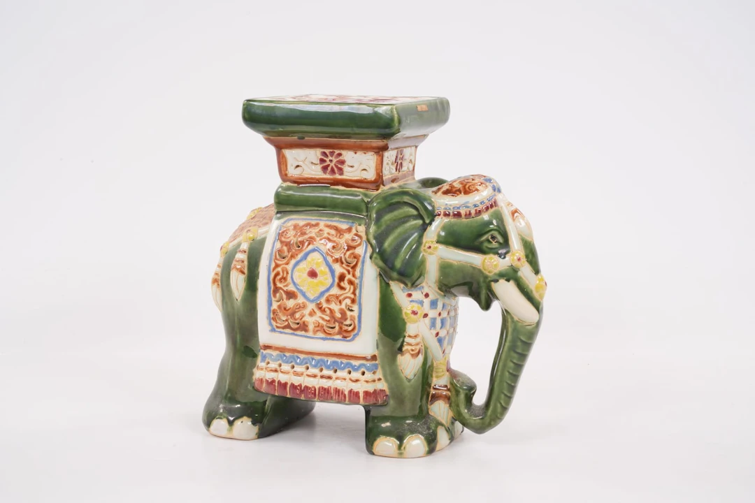 PIEDESTAL i form av elefant, 1900/2000-tal