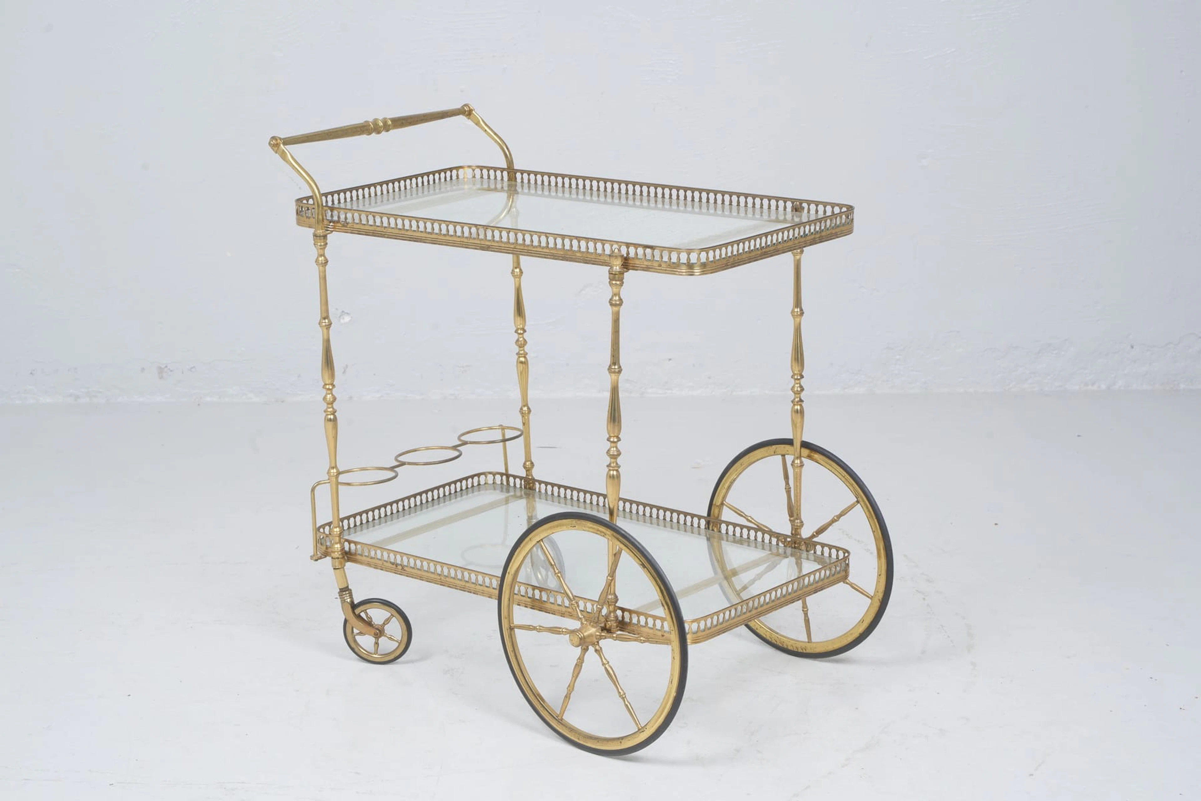 SERVERINGSVAGN, gulmetall med glasskivor, 1900-talets mitt