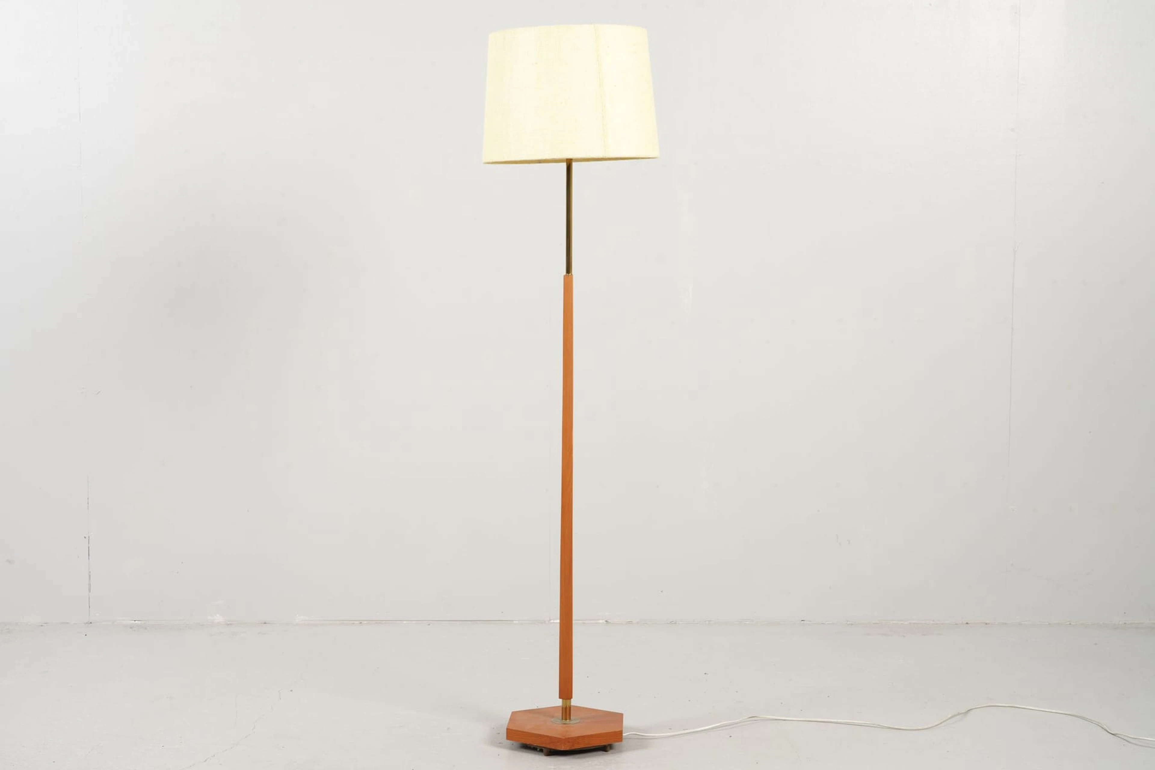 GOLVLAMPA, teak och mässing, 1900-talets mitt