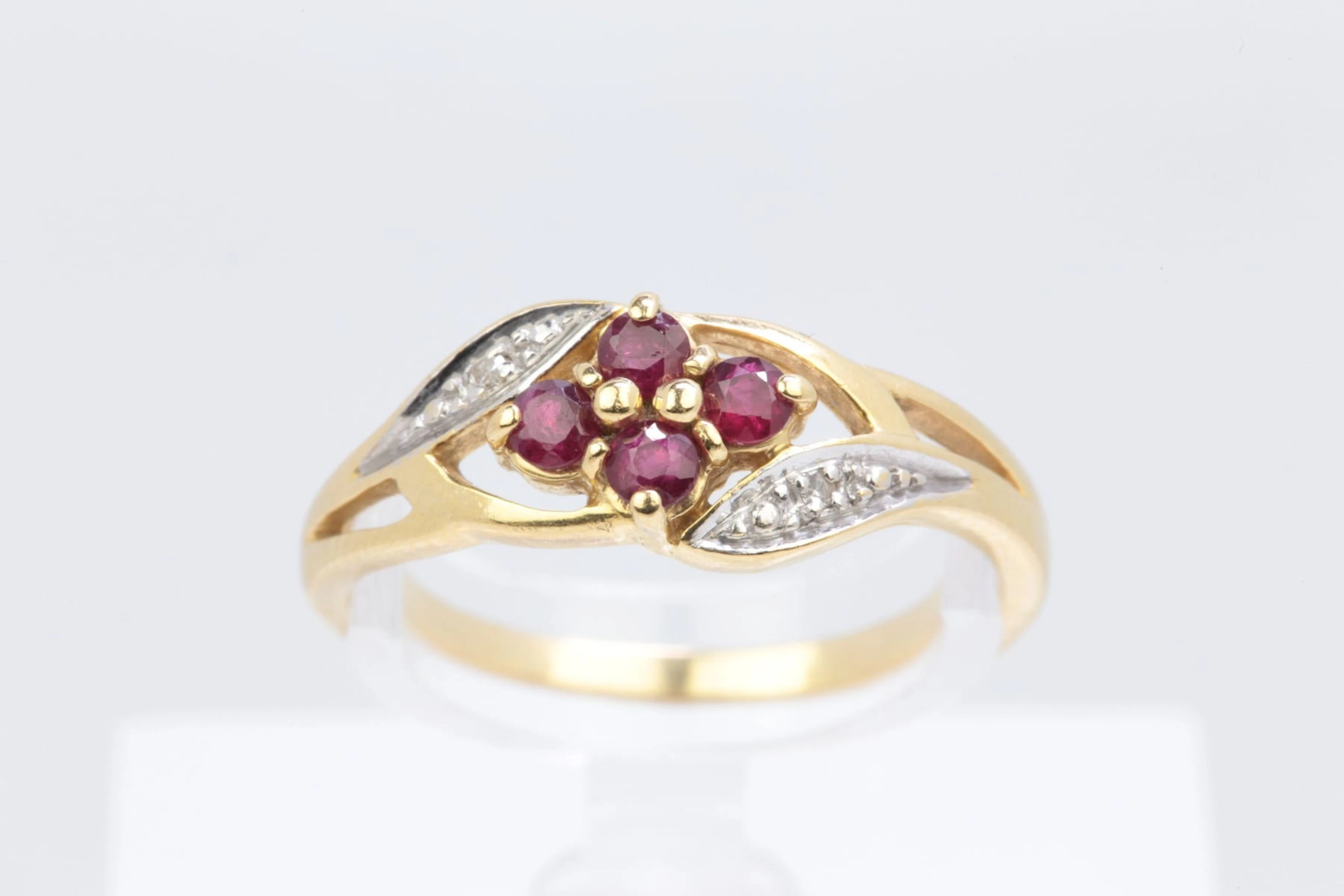 RING med röda stenar och diamanter, guld, 18 k, ca 2,98 g