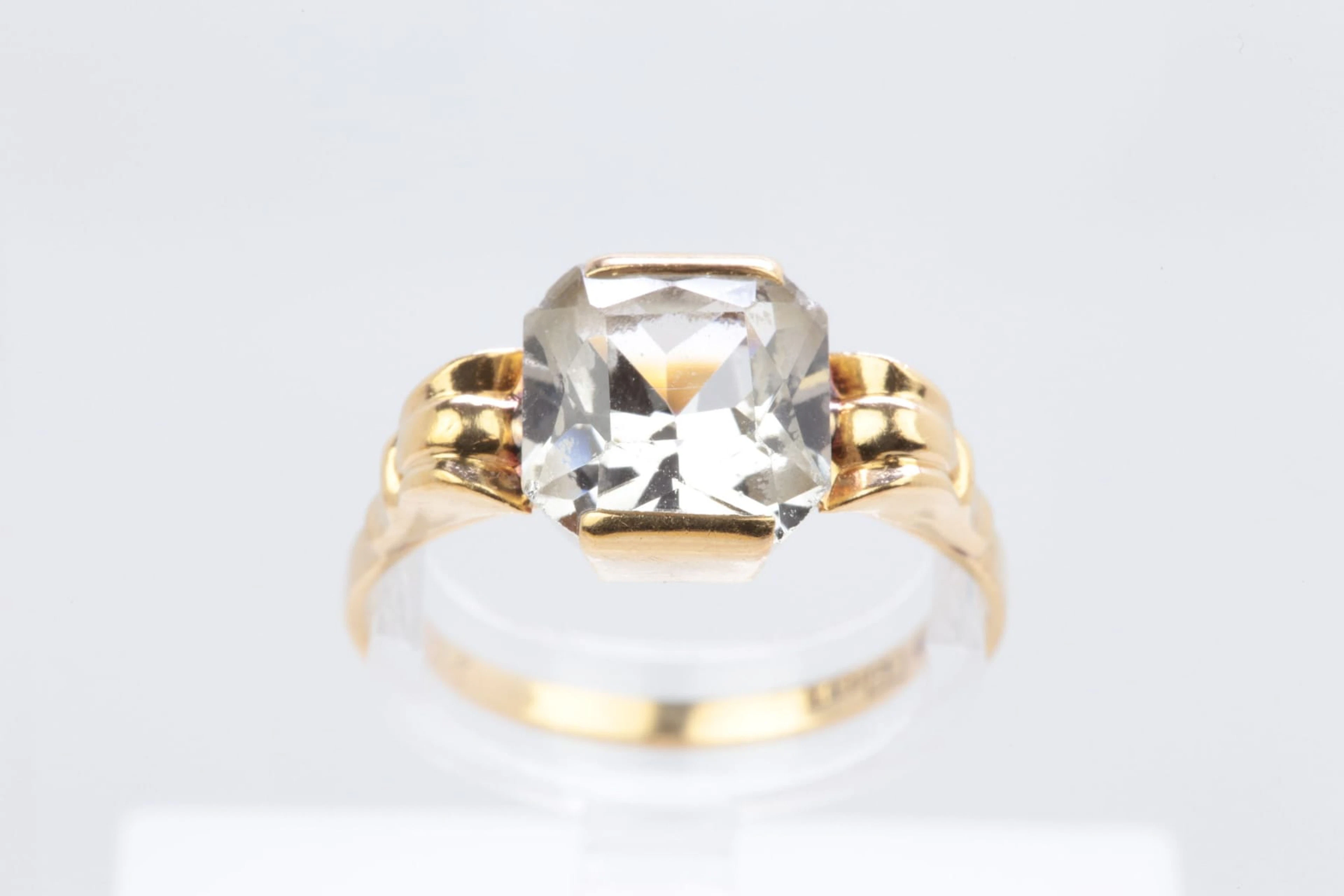 RING med smaragdslipad syntetisk vit spinell, guld, 18 k, ca 2,25 g
