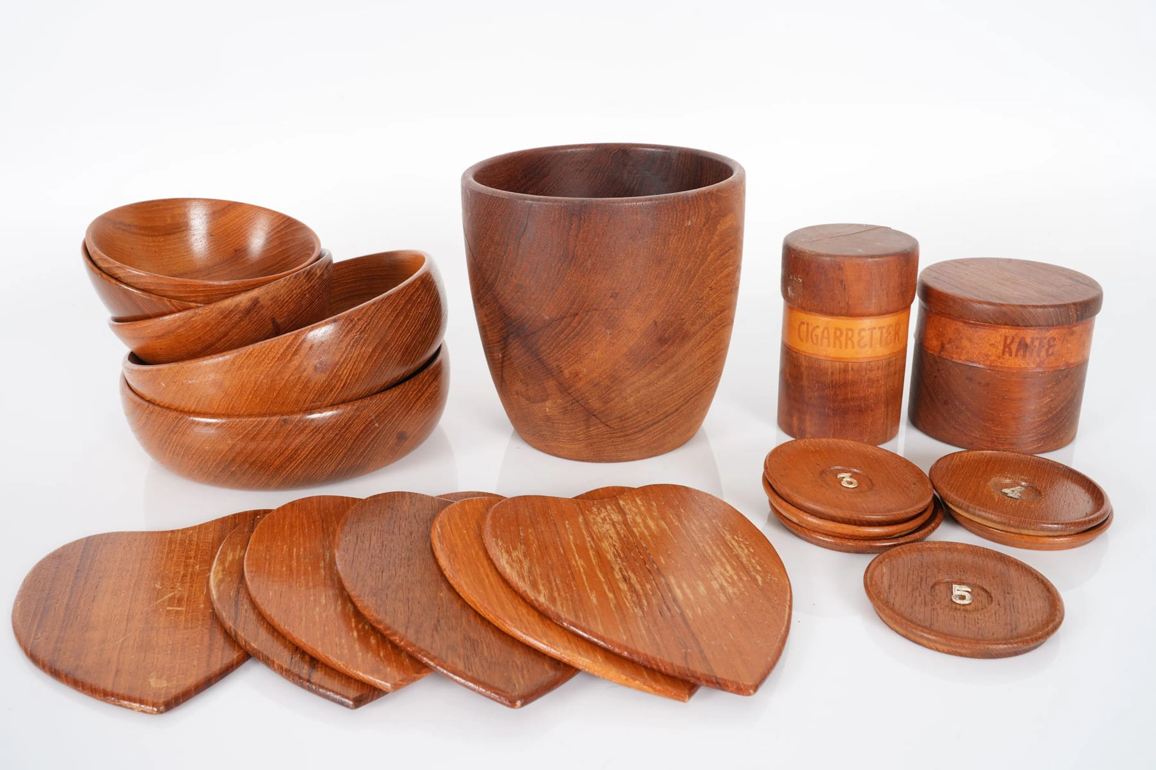 SKÅLAR, fat, coasters, samt burkar, teak, bl.a. Karl Holmberg