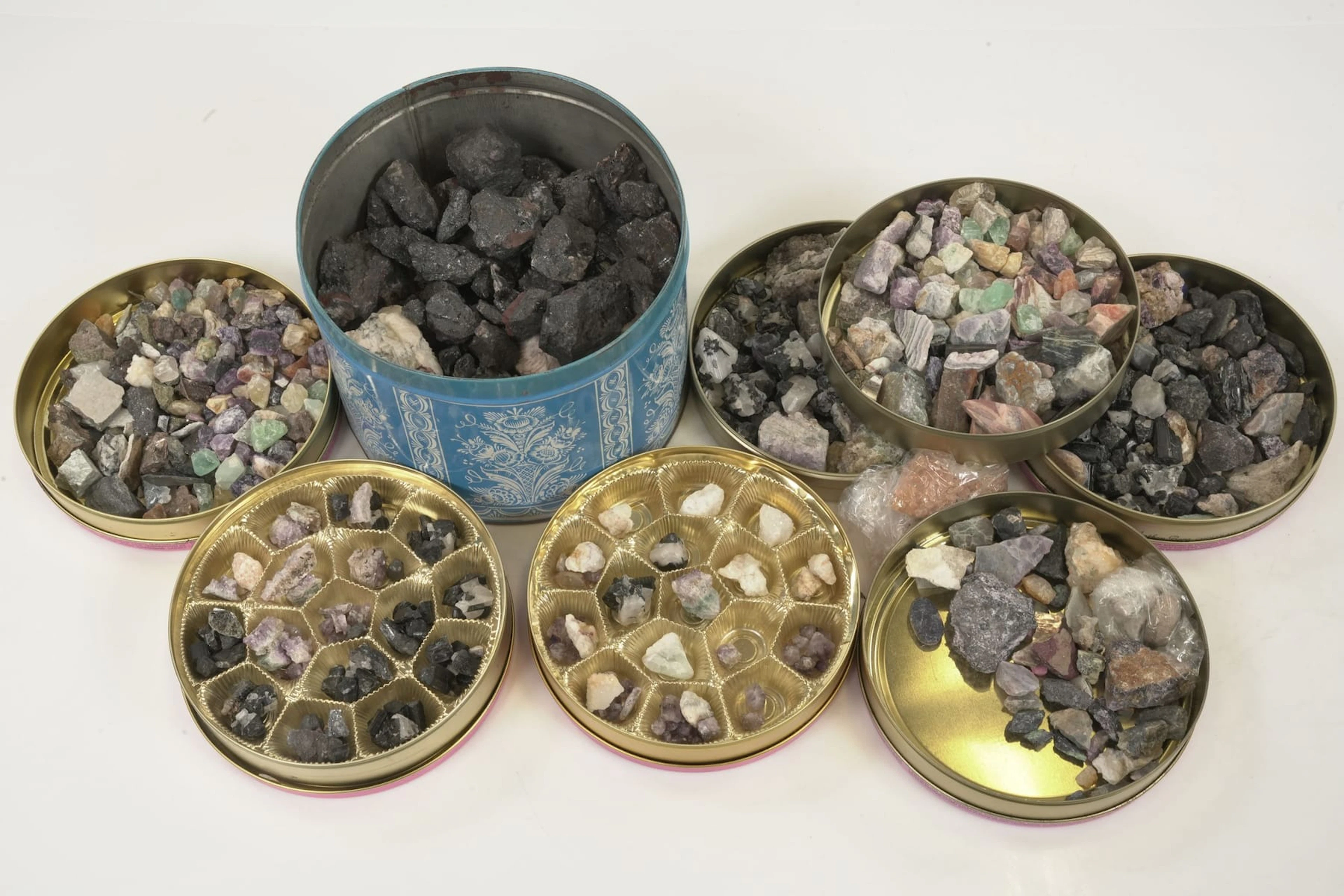 PARTI med stenar och mineraler, bl.a. flourit, turmalin, ametist