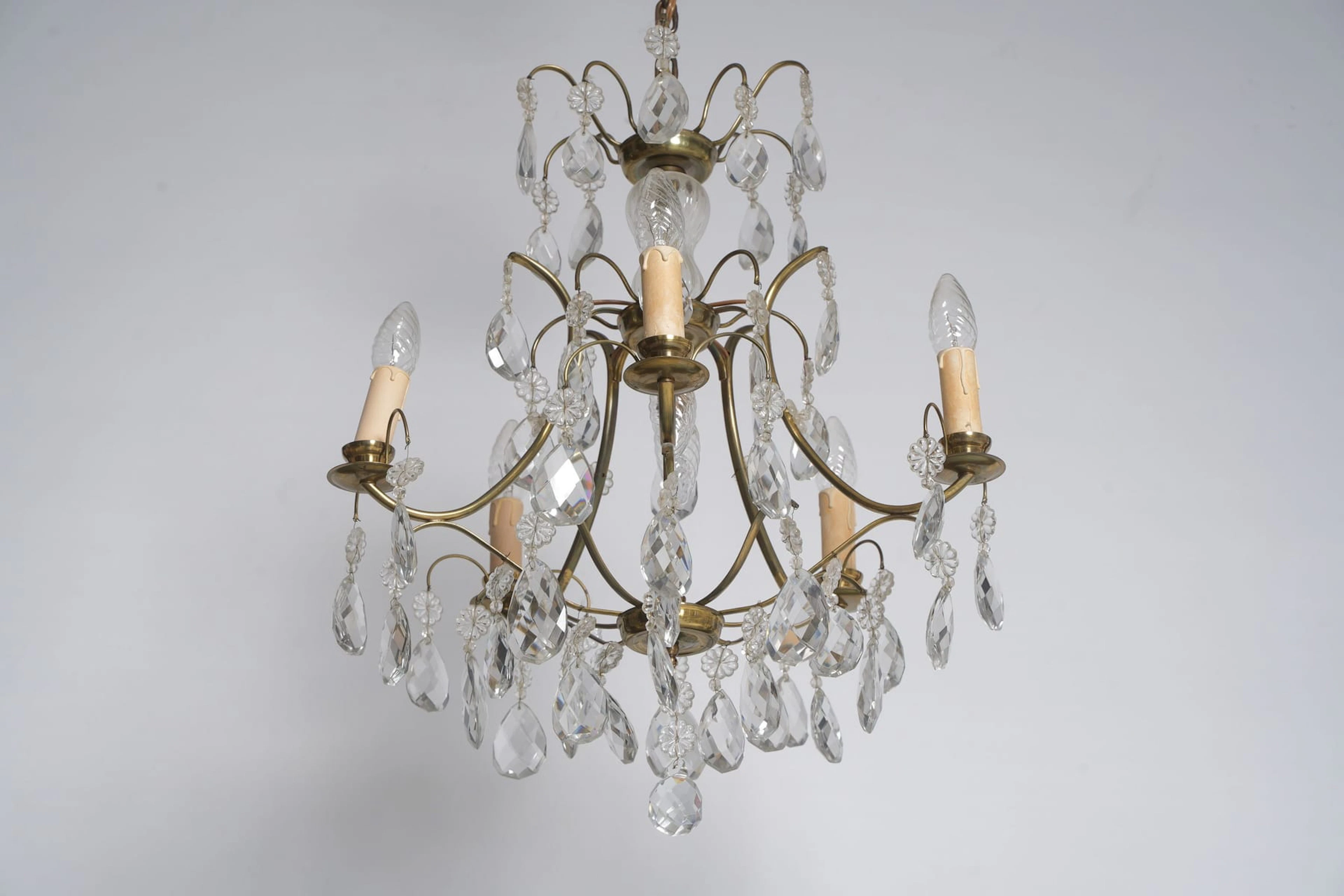 TAKLAMPA, behängd med prismor, 1900-tal