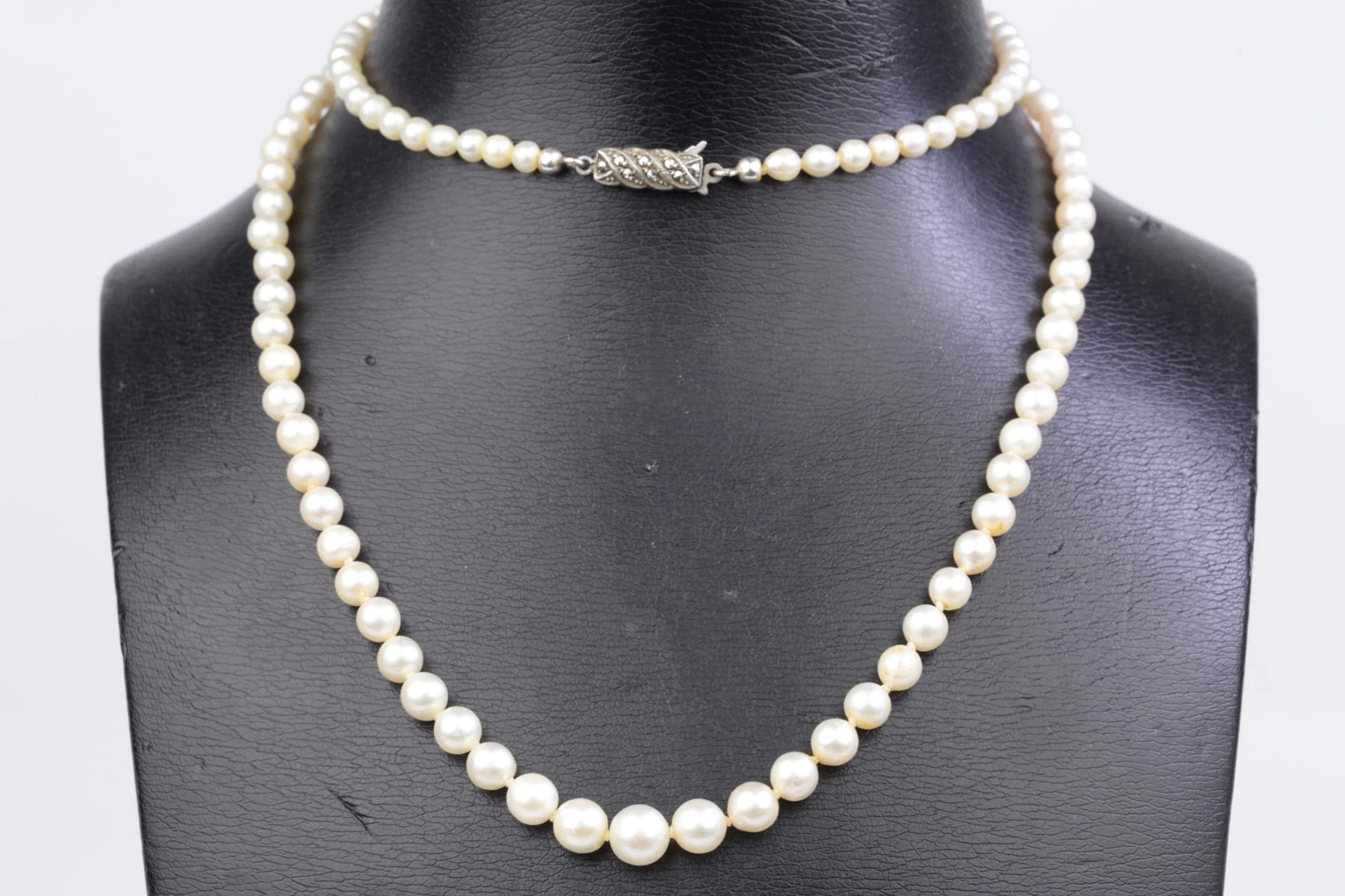 COLLIER med odlade pärlor, doserat, lås i silver med markasiter